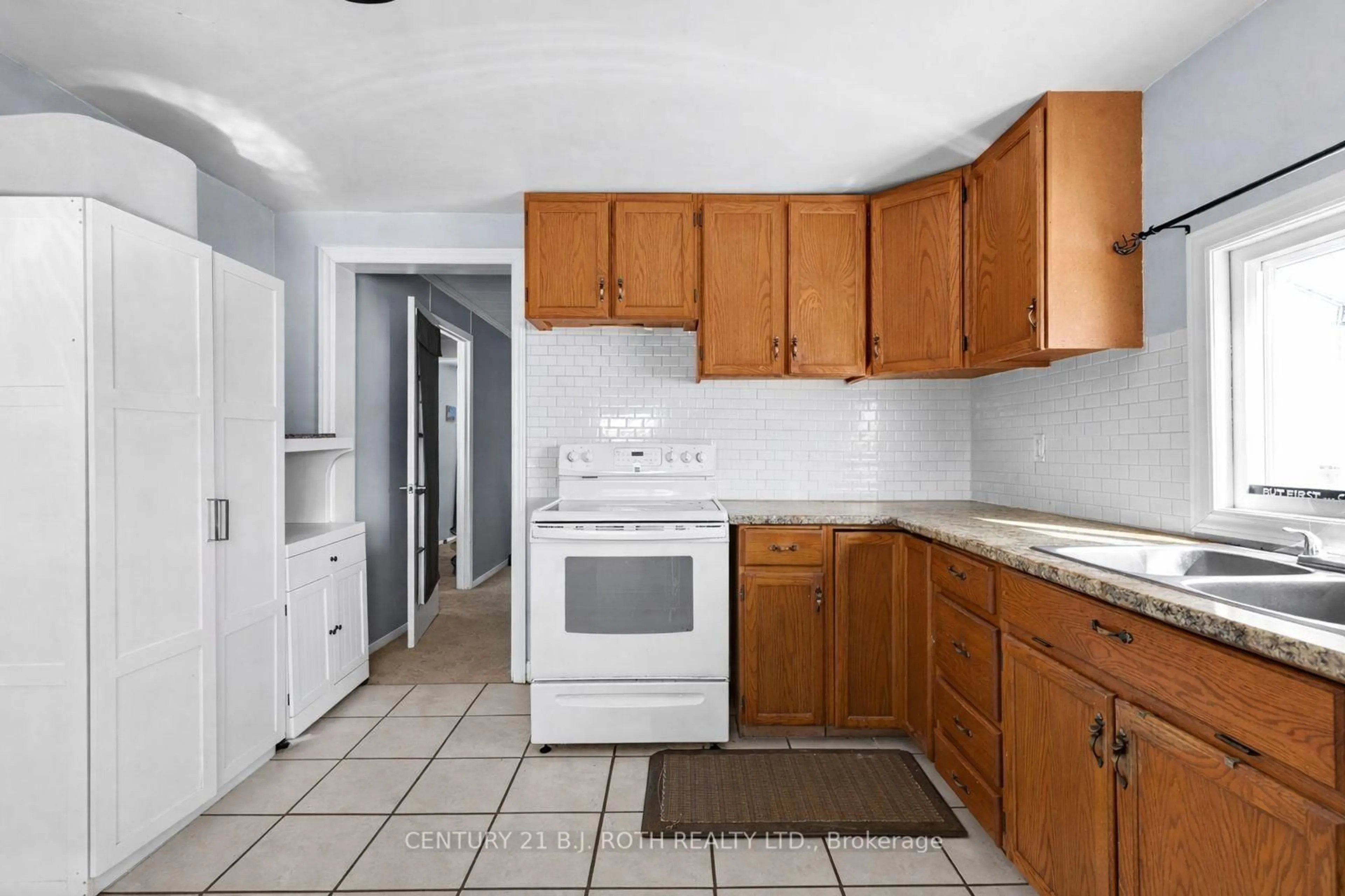 Standard kitchen, unknown for 1006 FLOS 4 Rd, Springwater Ontario L0L 2K0