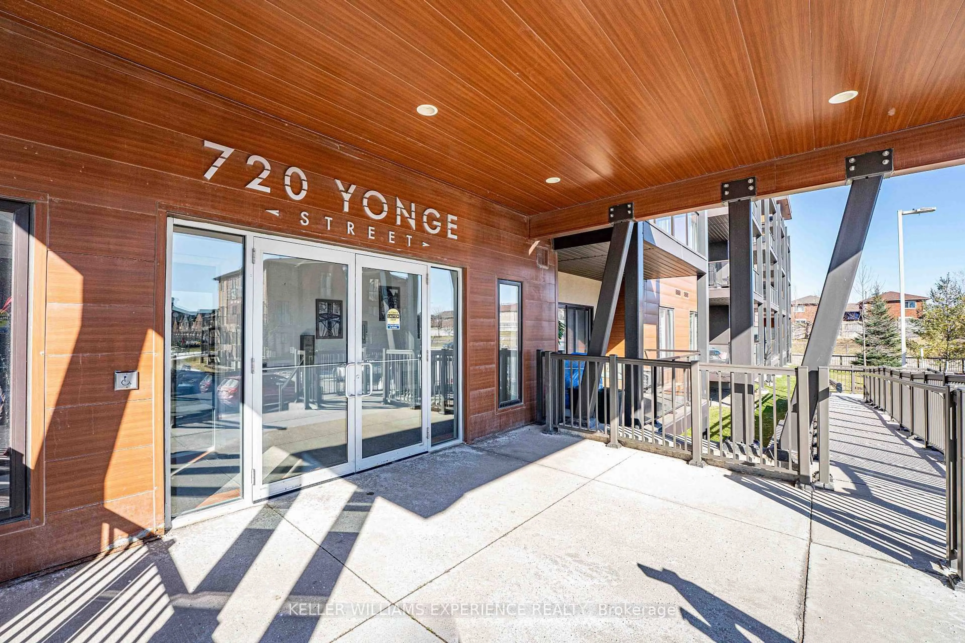 Indoor foyer for 720 Yonge St #307, Barrie Ontario L9J 0G9