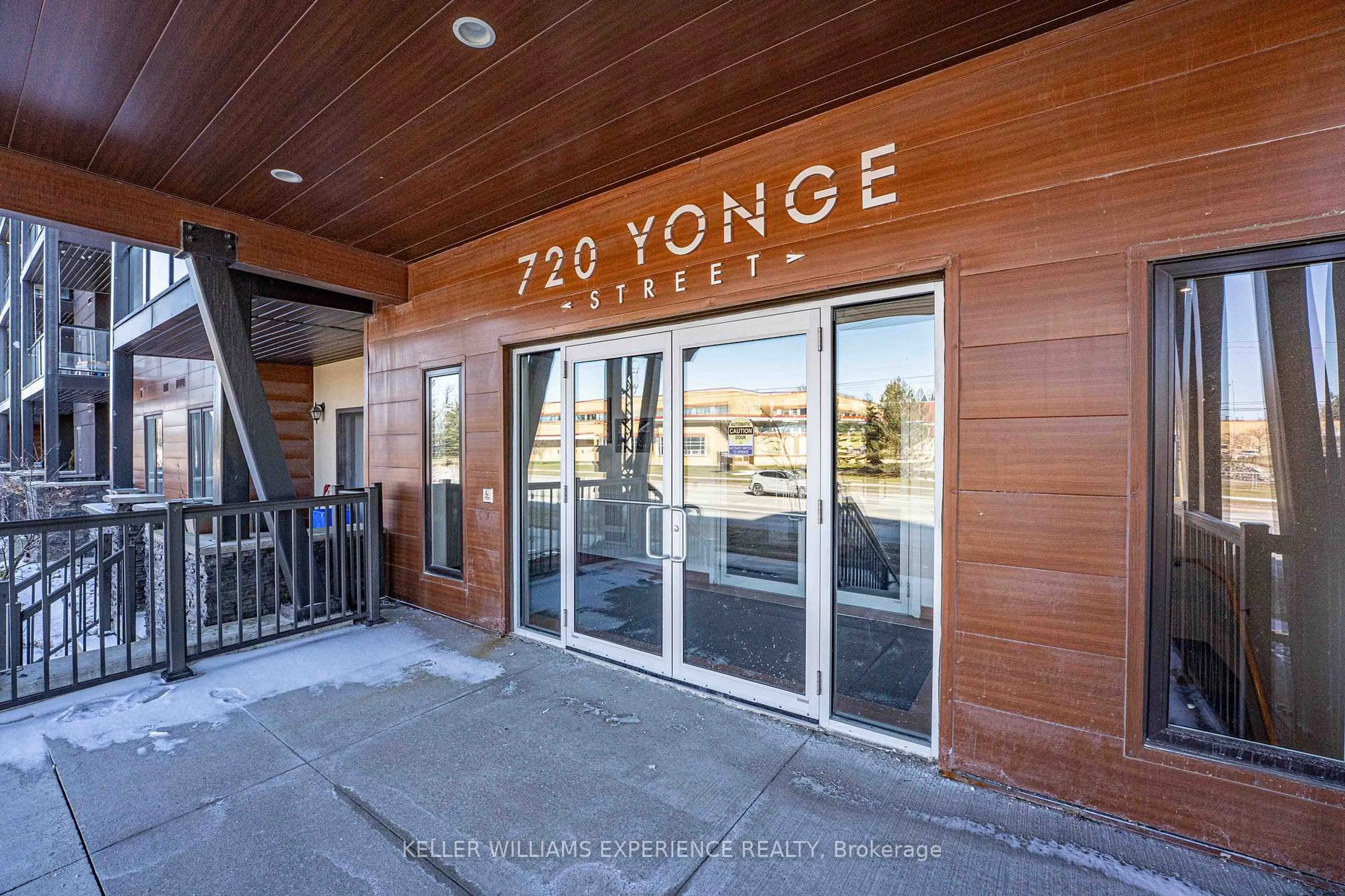 Indoor foyer for 720 Yonge St #307, Barrie Ontario L9J 0G9