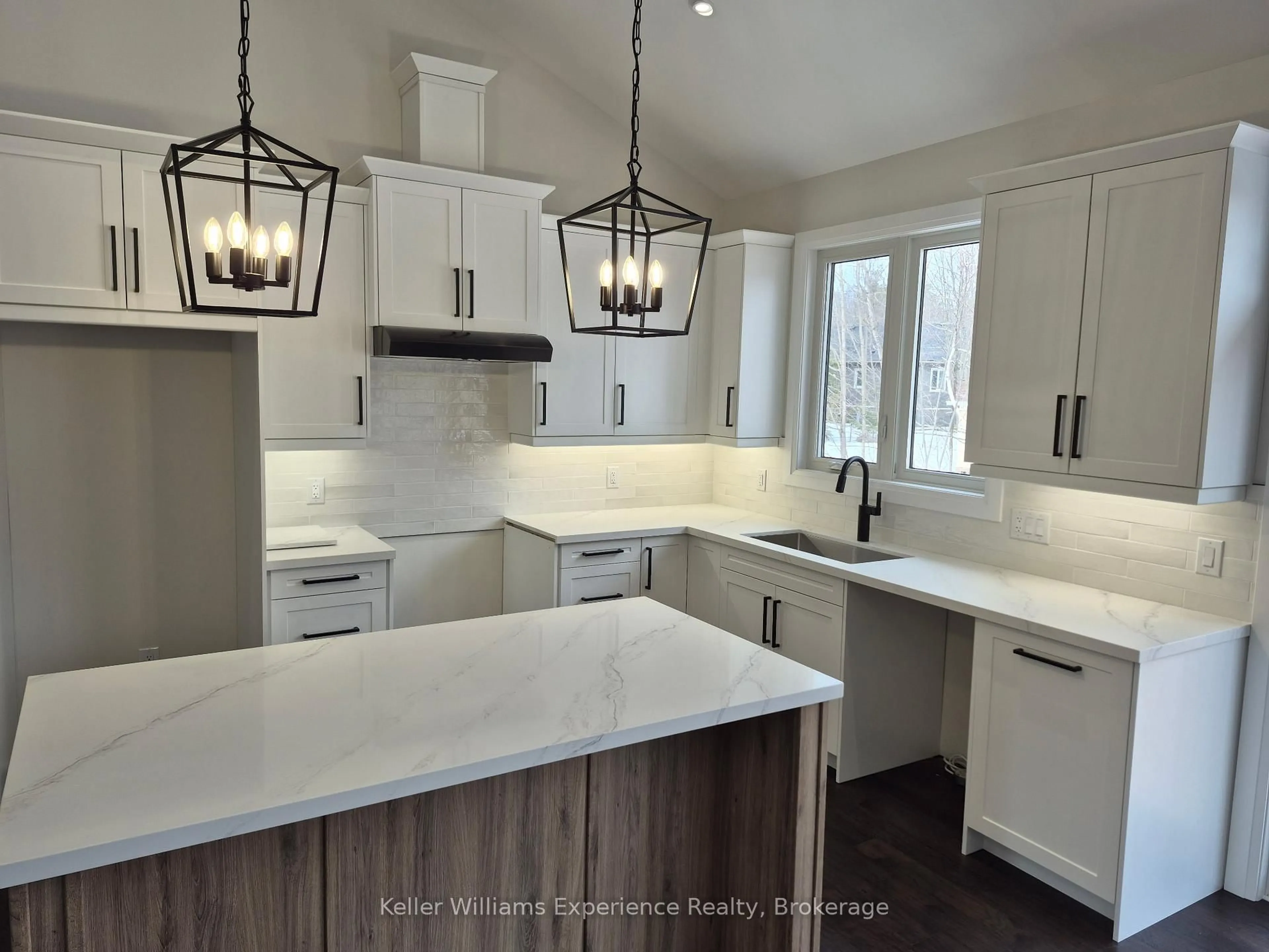 Open concept kitchen, unknown for 62 Rue Vanier, Tiny Ontario L9M 0J2