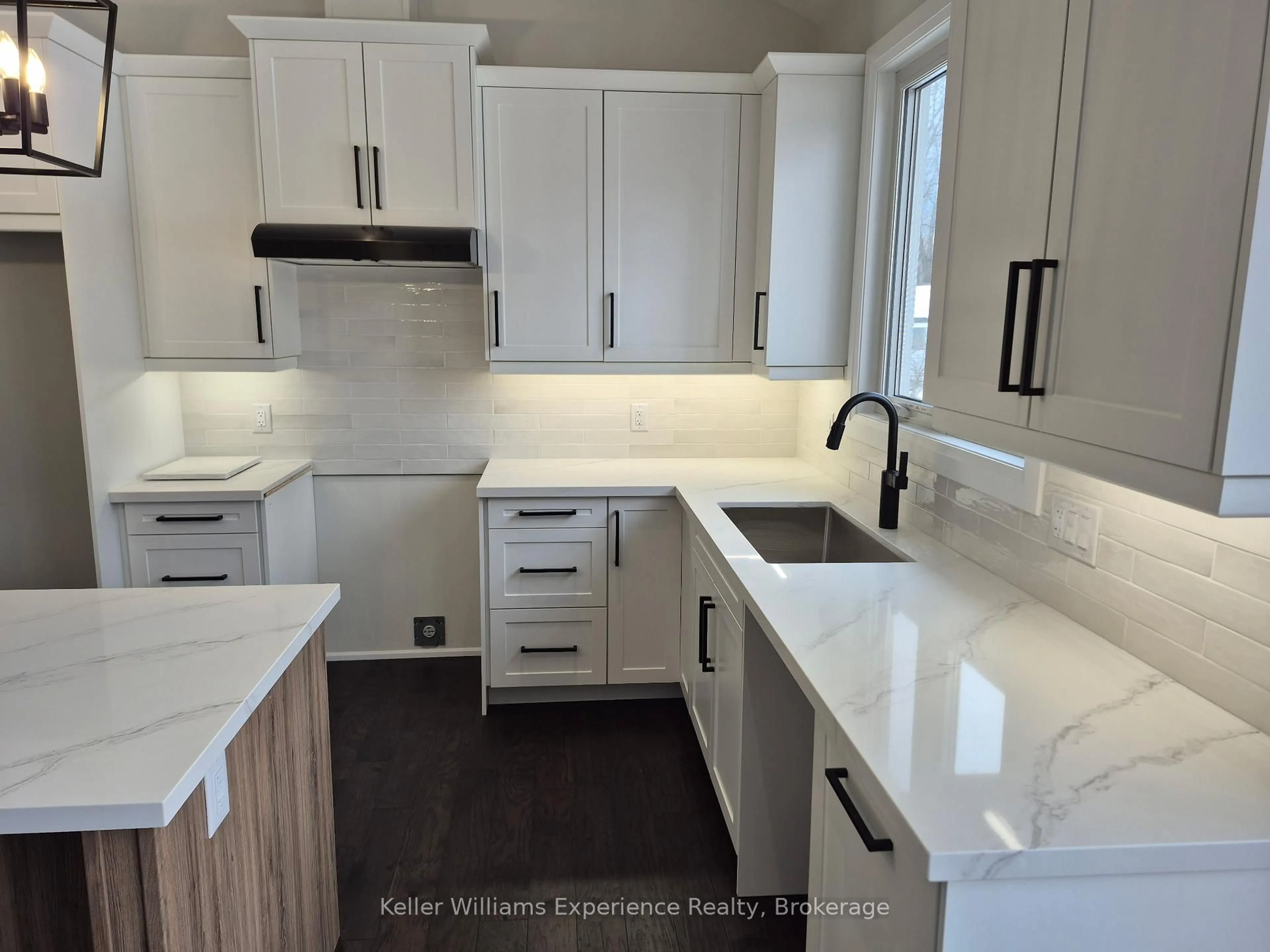 Open concept kitchen, ceramic/tile floor for 62 Rue Vanier, Tiny Ontario L9M 0J2