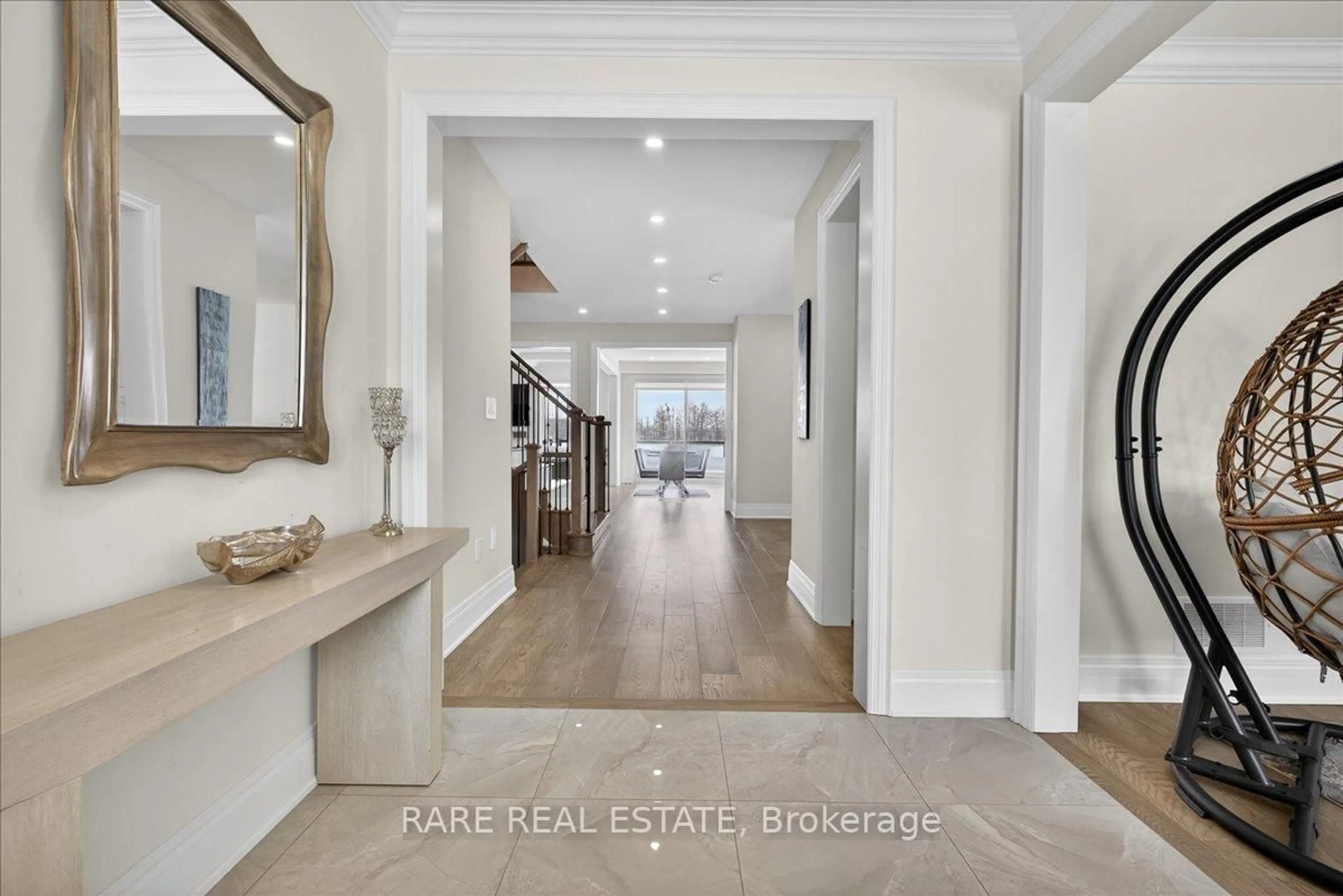 Indoor entryway for 17 Sanford Circ, Springwater Ontario L9X 2A8