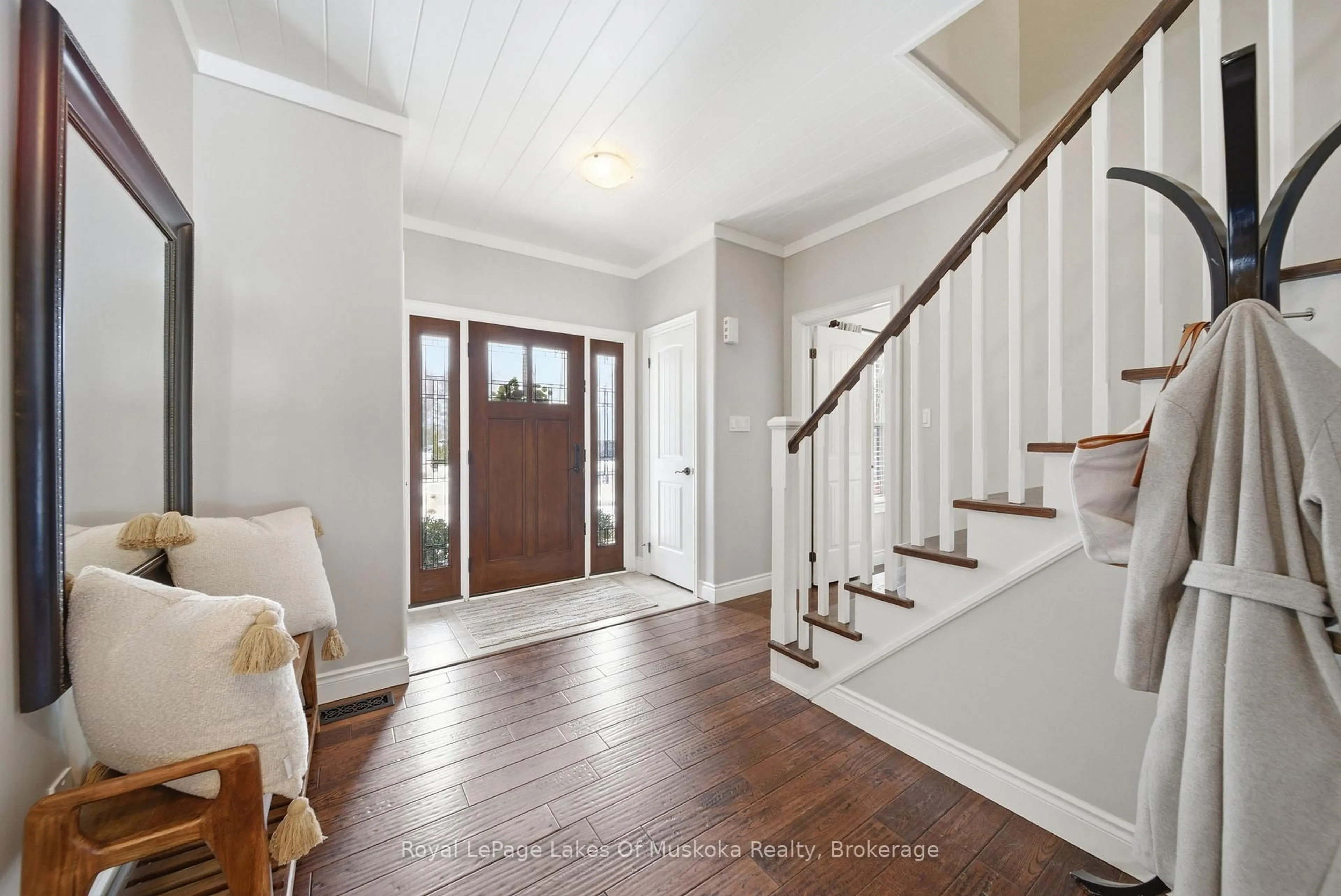 Indoor entryway for 2029 Elana Dr, Severn Ontario L3V 0C1