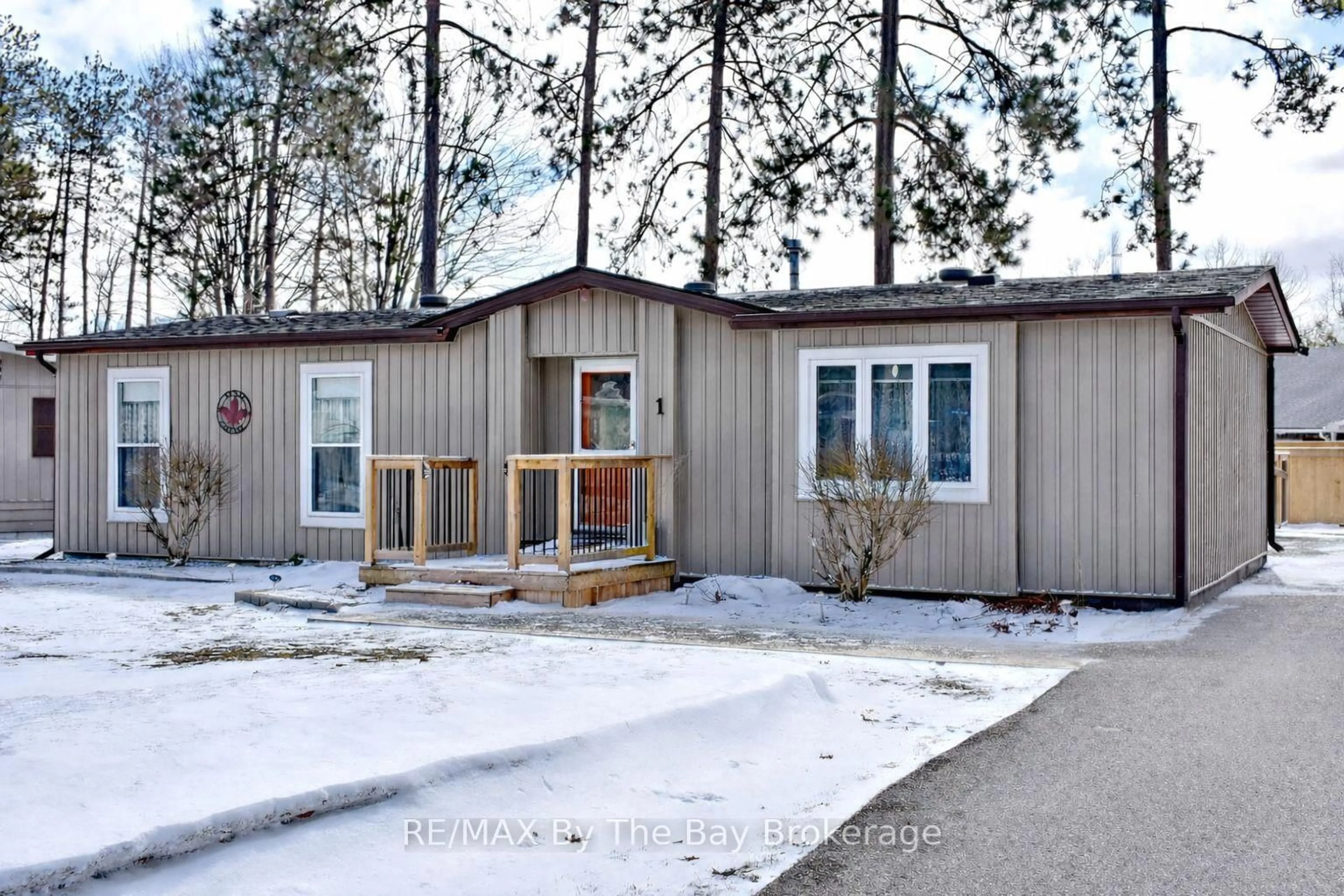 Home with vinyl exterior material, unknown for 1 Golf Ave, Wasaga Beach Ontario L9Z 1K2