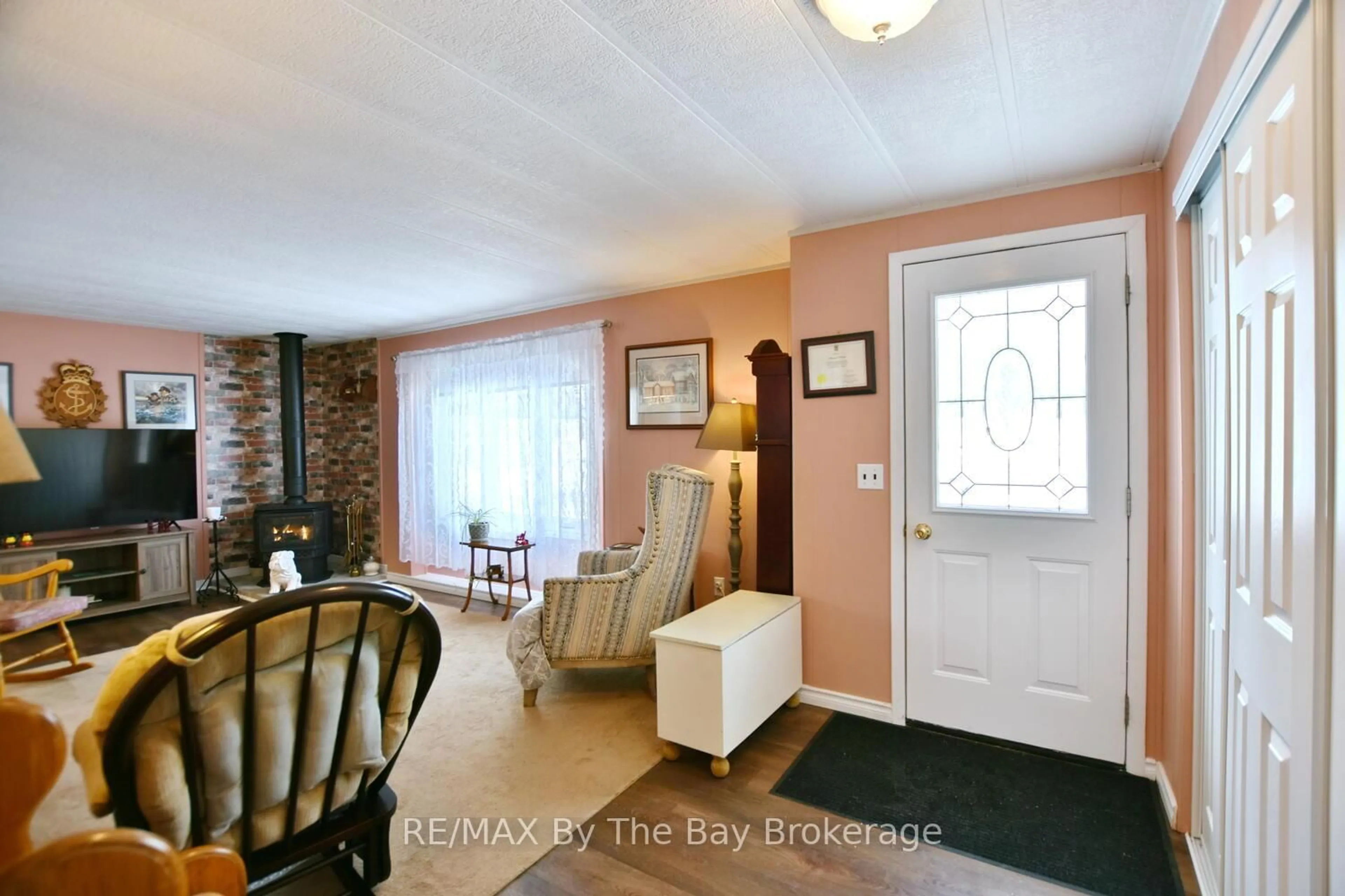 Indoor entryway for 1 Golf Ave, Wasaga Beach Ontario L9Z 1K2