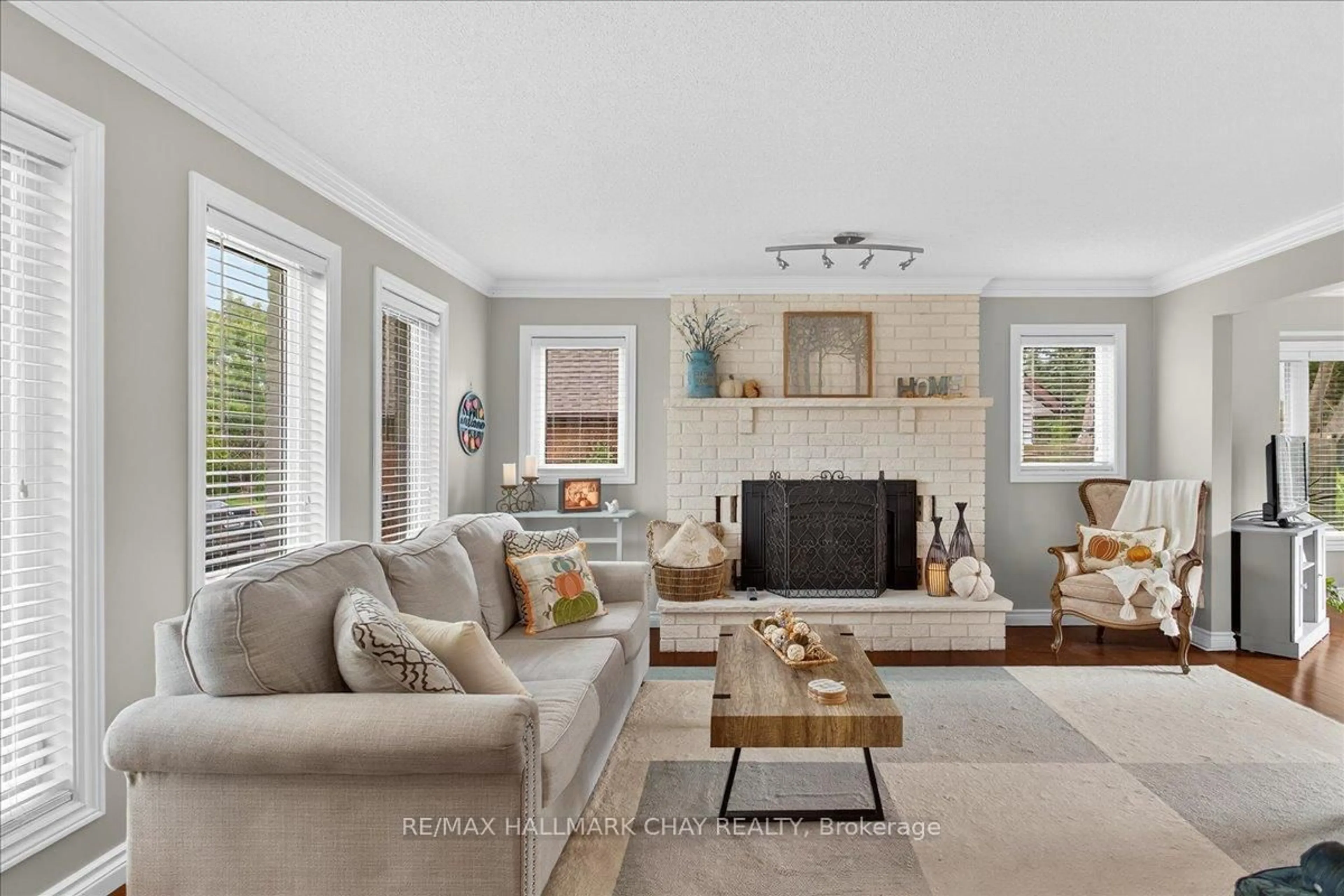 Living room with furniture, ceramic/tile floor for 35 Howard Dr, Oro-Medonte Ontario L0L 2E0