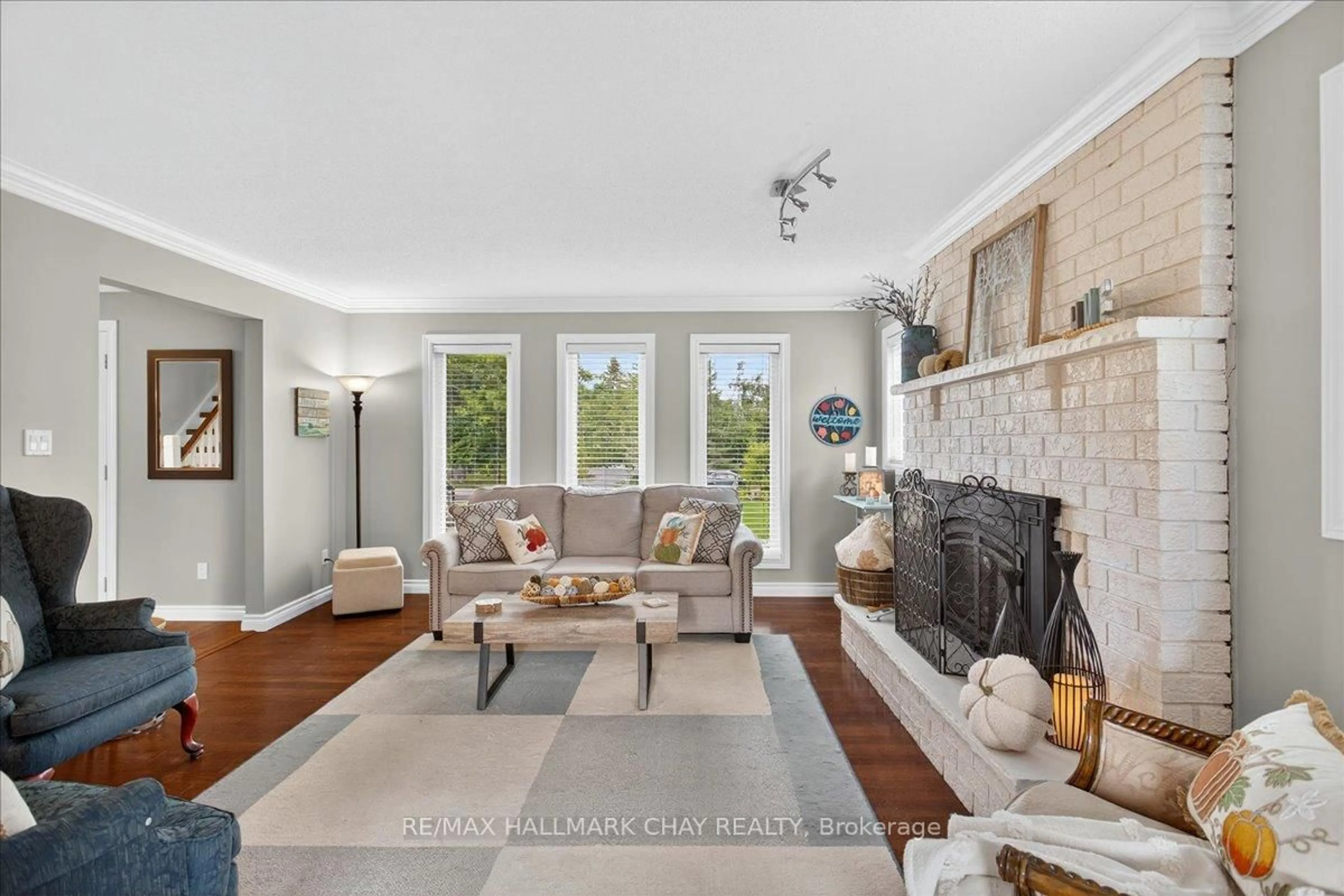 Living room with furniture, ceramic/tile floor for 35 Howard Dr, Oro-Medonte Ontario L0L 2E0