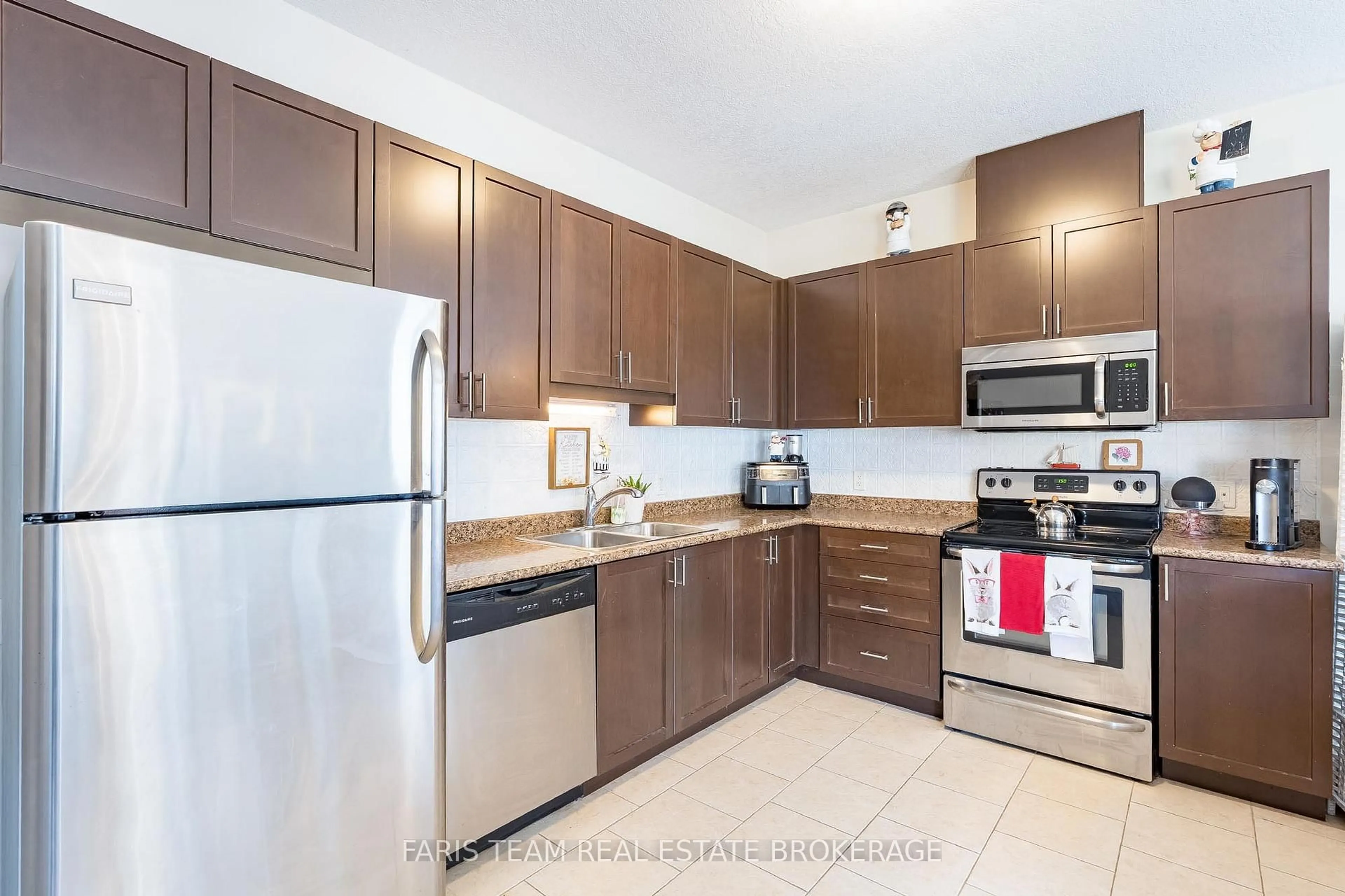 Standard kitchen, ceramic/tile floor for 3118 Emperor Dr, Orillia Ontario L3V 0G4