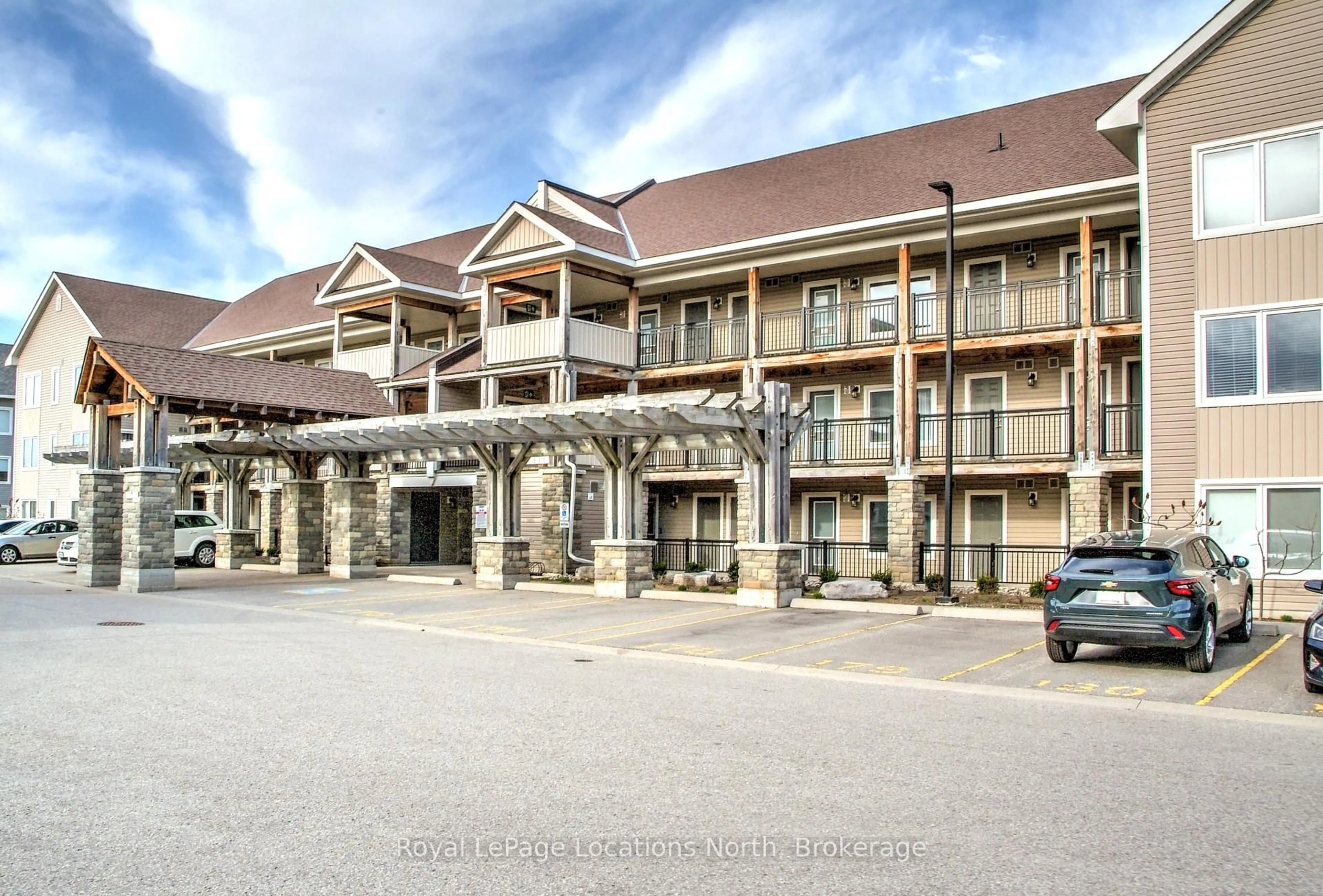 Patio, building for 5 Anchorage Cres #102, Collingwood Ontario L9Y 0Y6