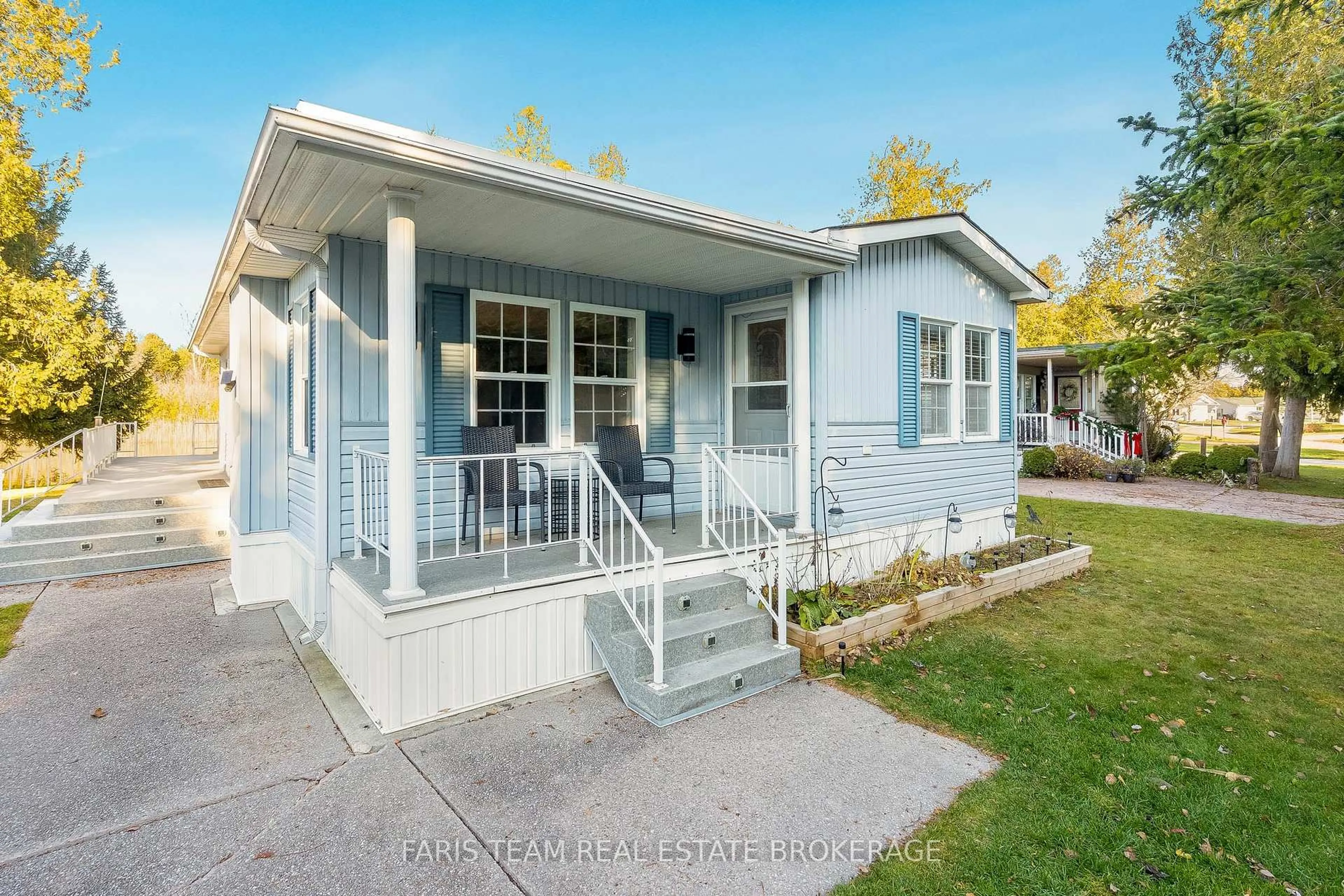 Home with vinyl exterior material, street for 3 St James Pl, Wasaga Beach Ontario L9Z 3A8