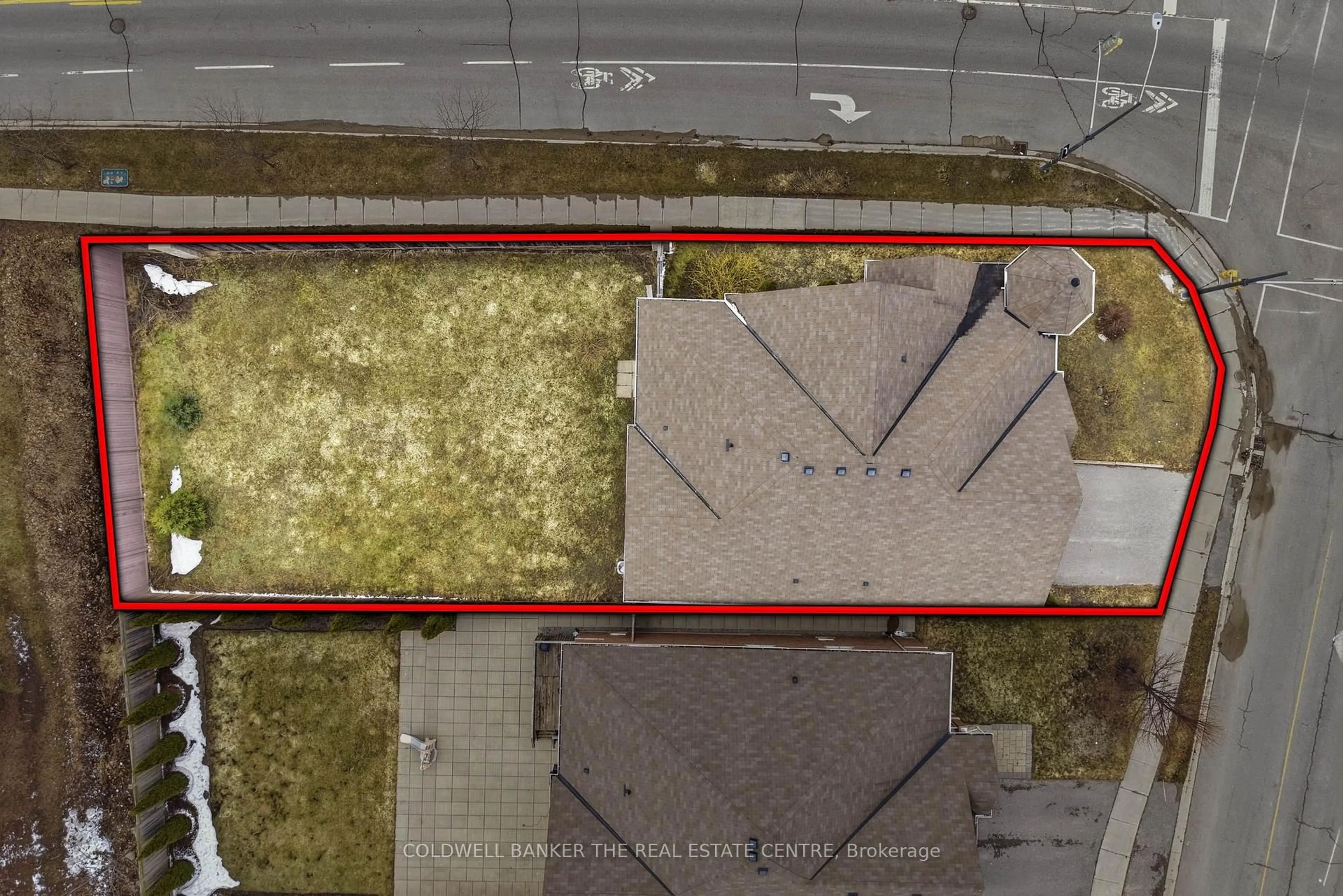 A pic from outside/outdoor area/front of a property/back of a property/a pic from drone, building for 264 Kozlov St, Barrie Ontario L4N 6R7