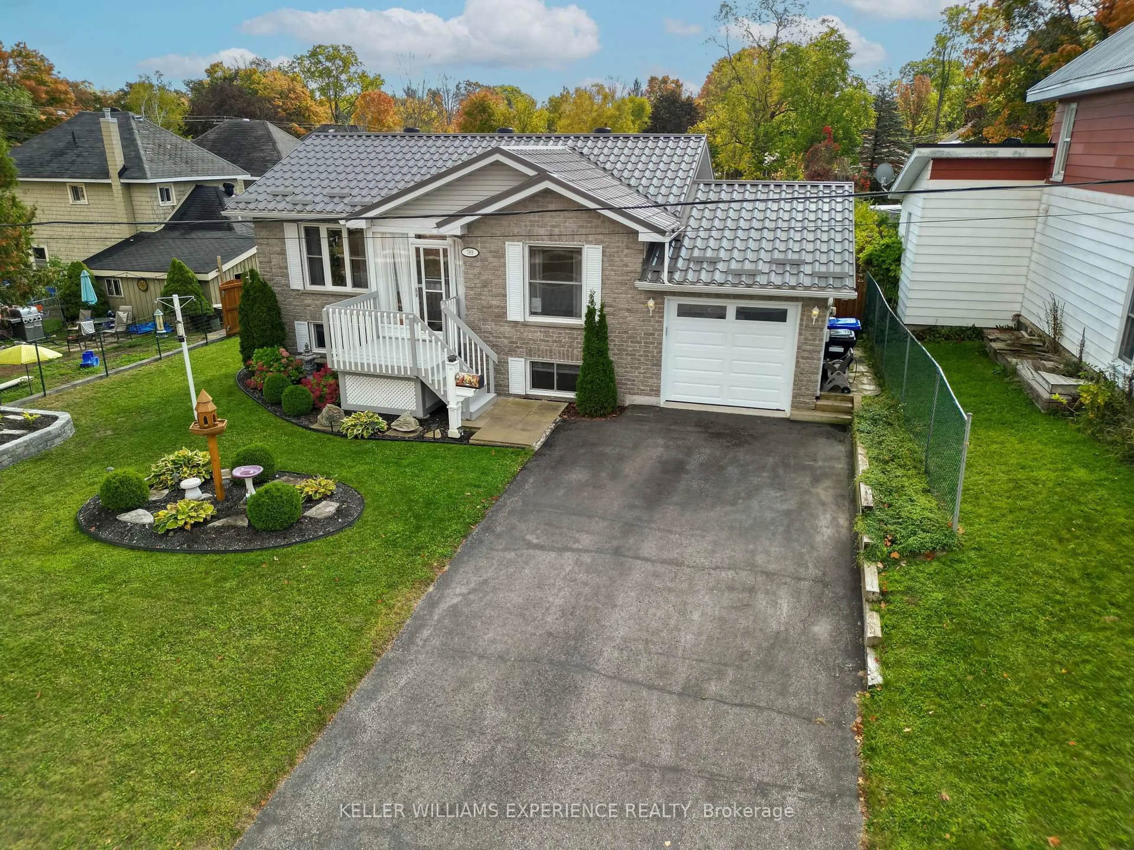 A pic from outside/outdoor area/front of a property/back of a property/a pic from drone, street for 789 Montreal St, Midland Ontario L4R 1G9