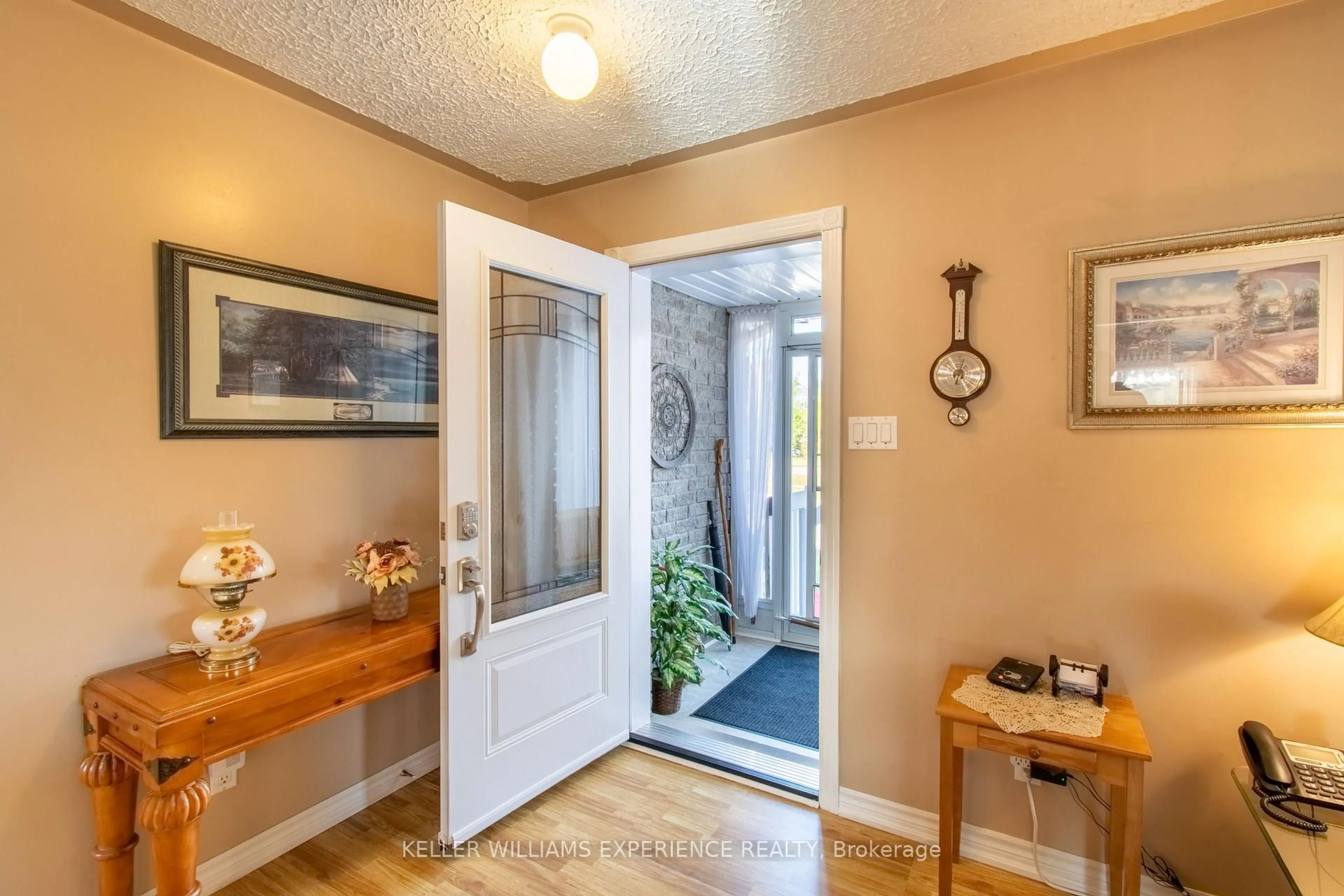 Indoor entryway for 789 Montreal St, Midland Ontario L4R 1G9
