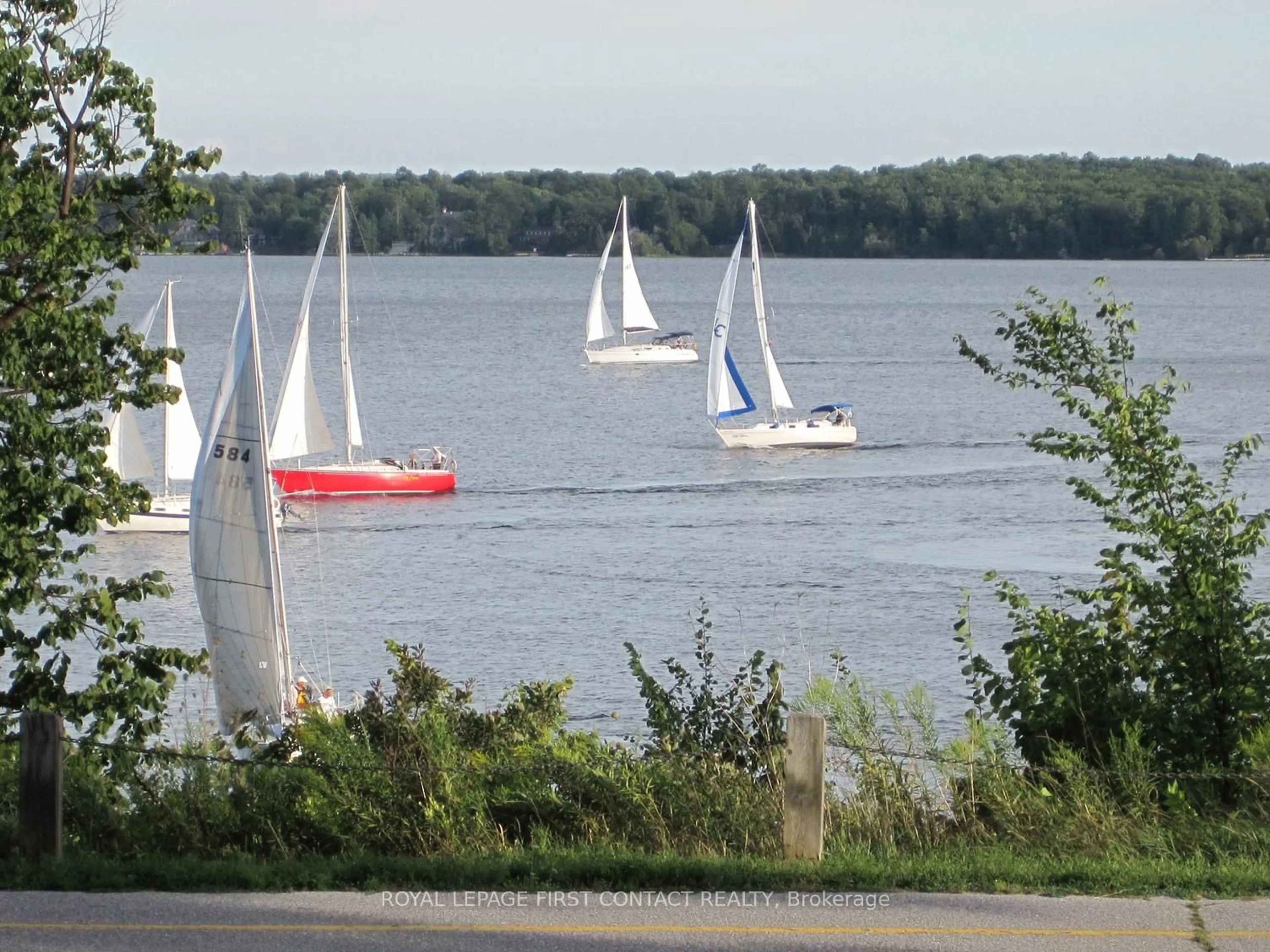 Blurry image for 162 Kempenfelt Dr, Barrie Ontario L4M 1C2