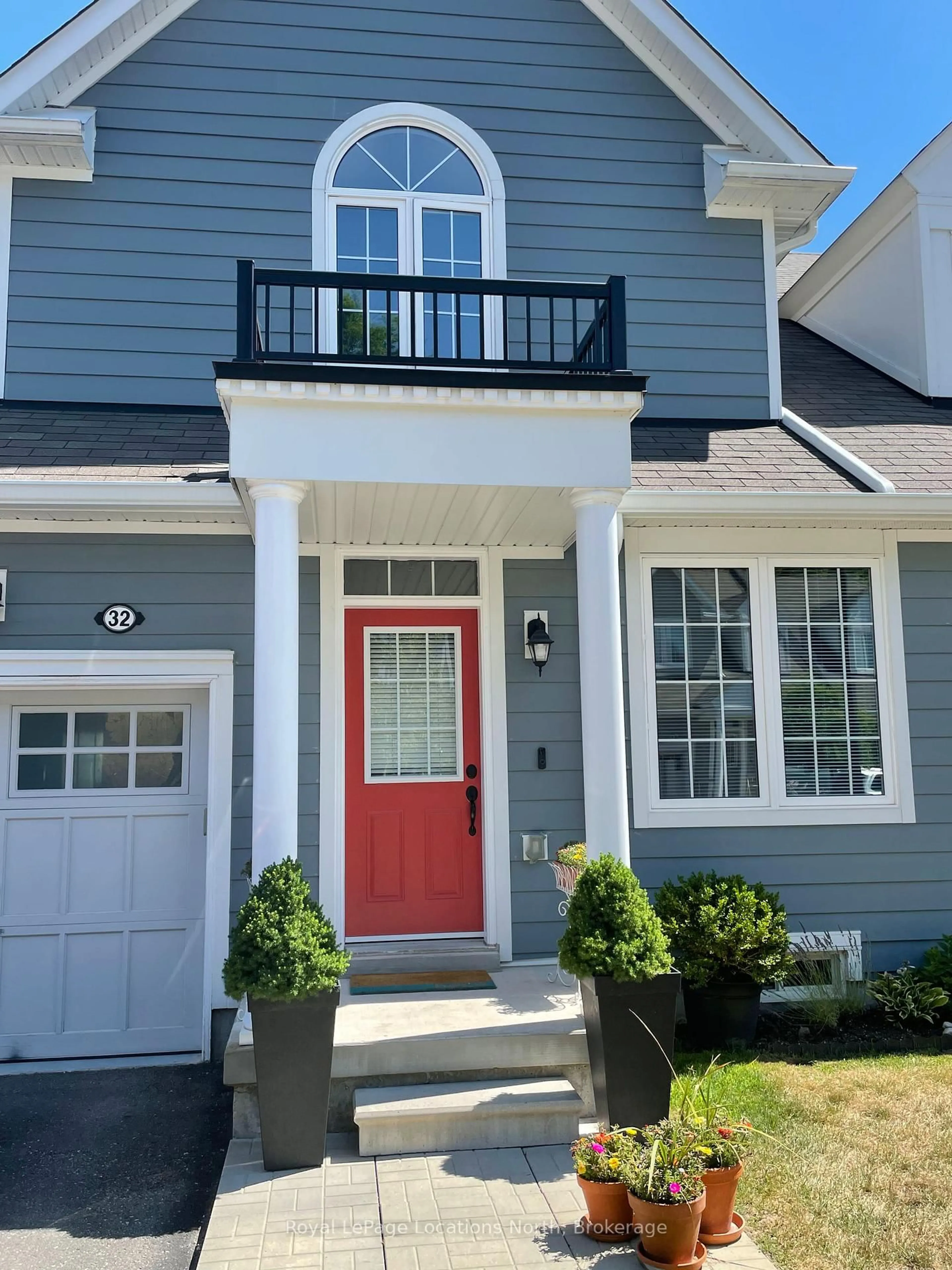 Home with vinyl exterior material, street for 32 Berkshire Ave, Wasaga Beach Ontario L9Z 0G3