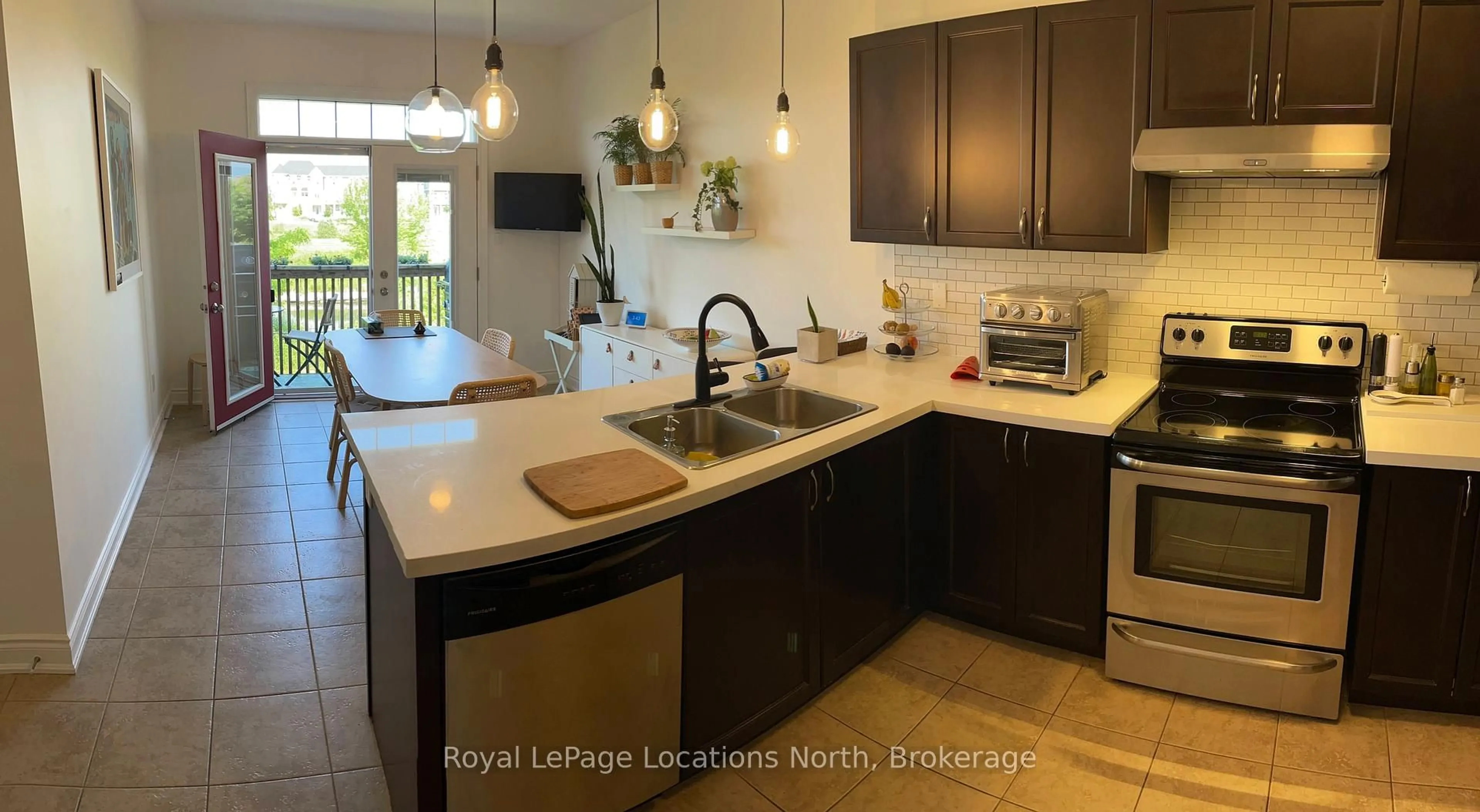 Open concept kitchen, unknown for 32 Berkshire Ave, Wasaga Beach Ontario L9Z 0G3