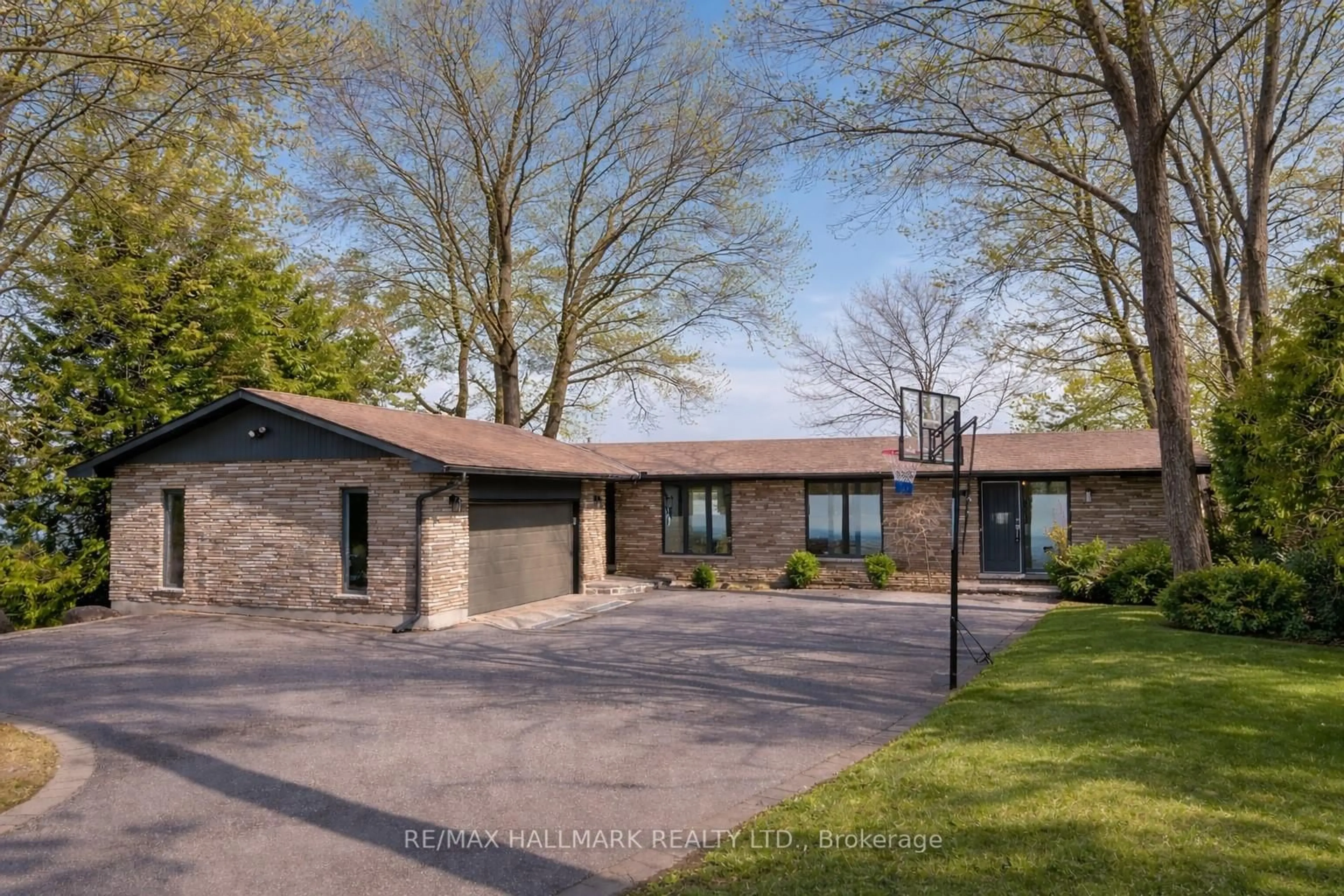 Home with brick exterior material, street for 416 Bay St, Orillia Ontario L3V 3X4