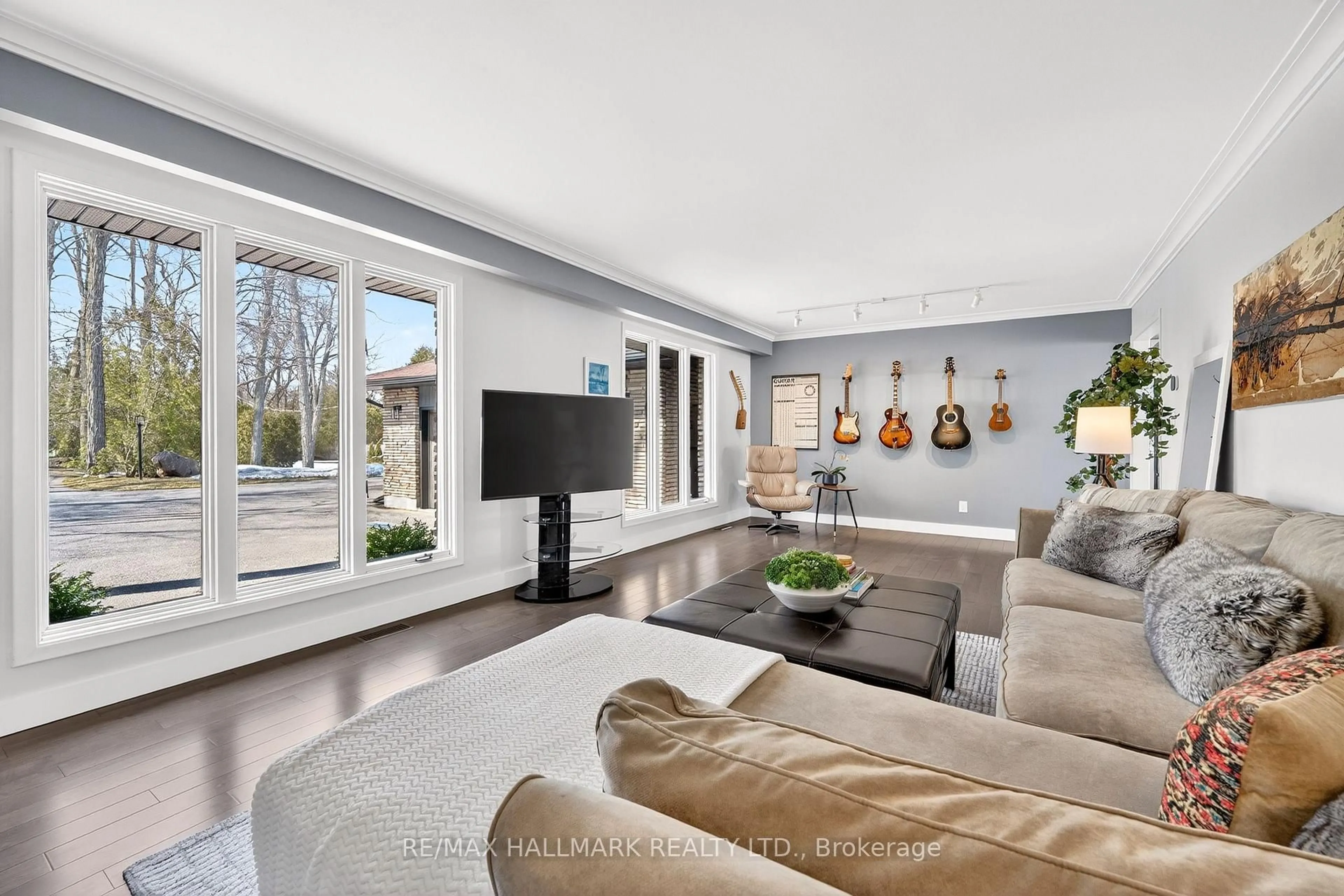 Living room with furniture, unknown for 416 Bay St, Orillia Ontario L3V 3X4