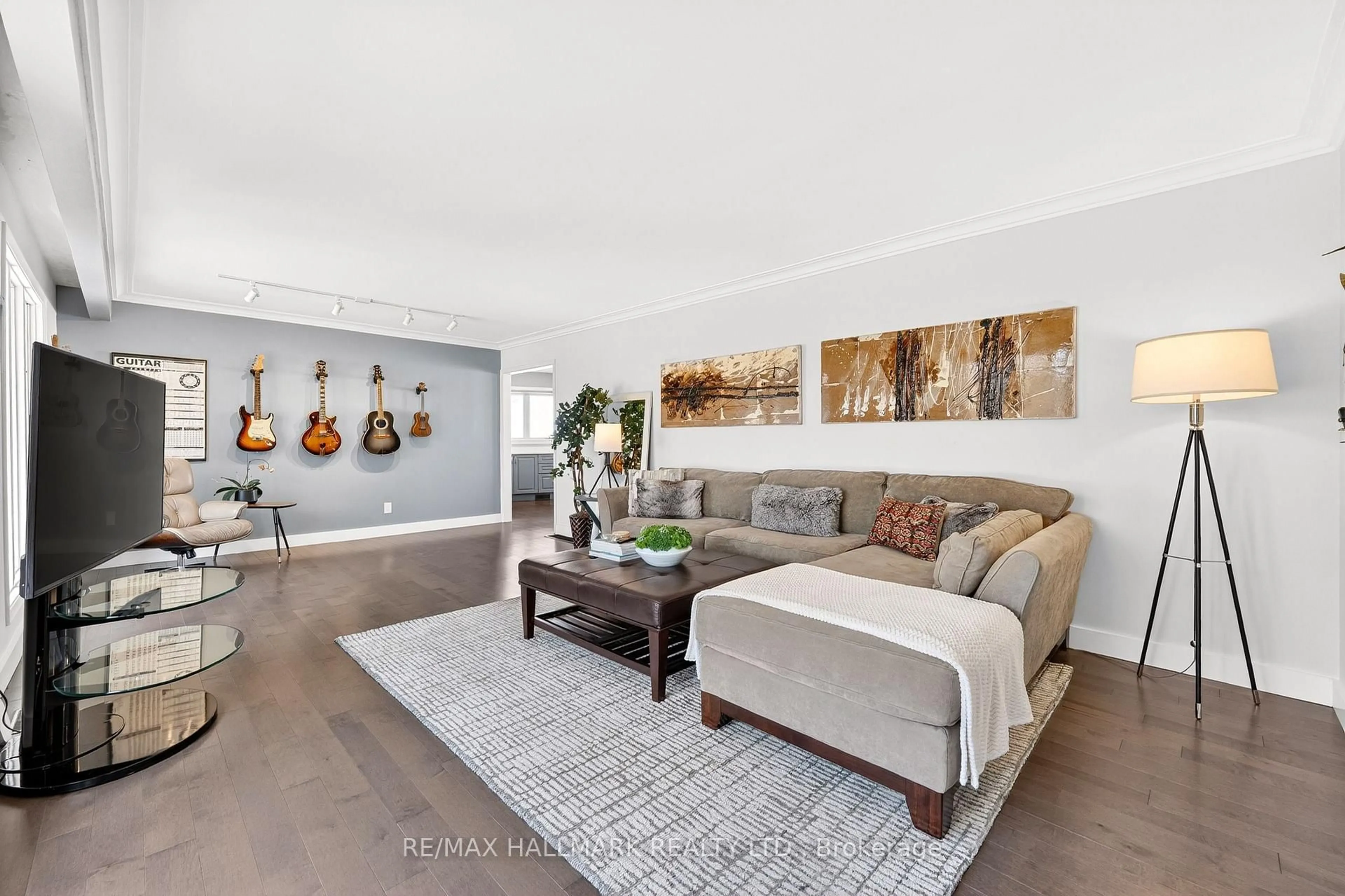 Living room with furniture, unknown for 416 Bay St, Orillia Ontario L3V 3X4