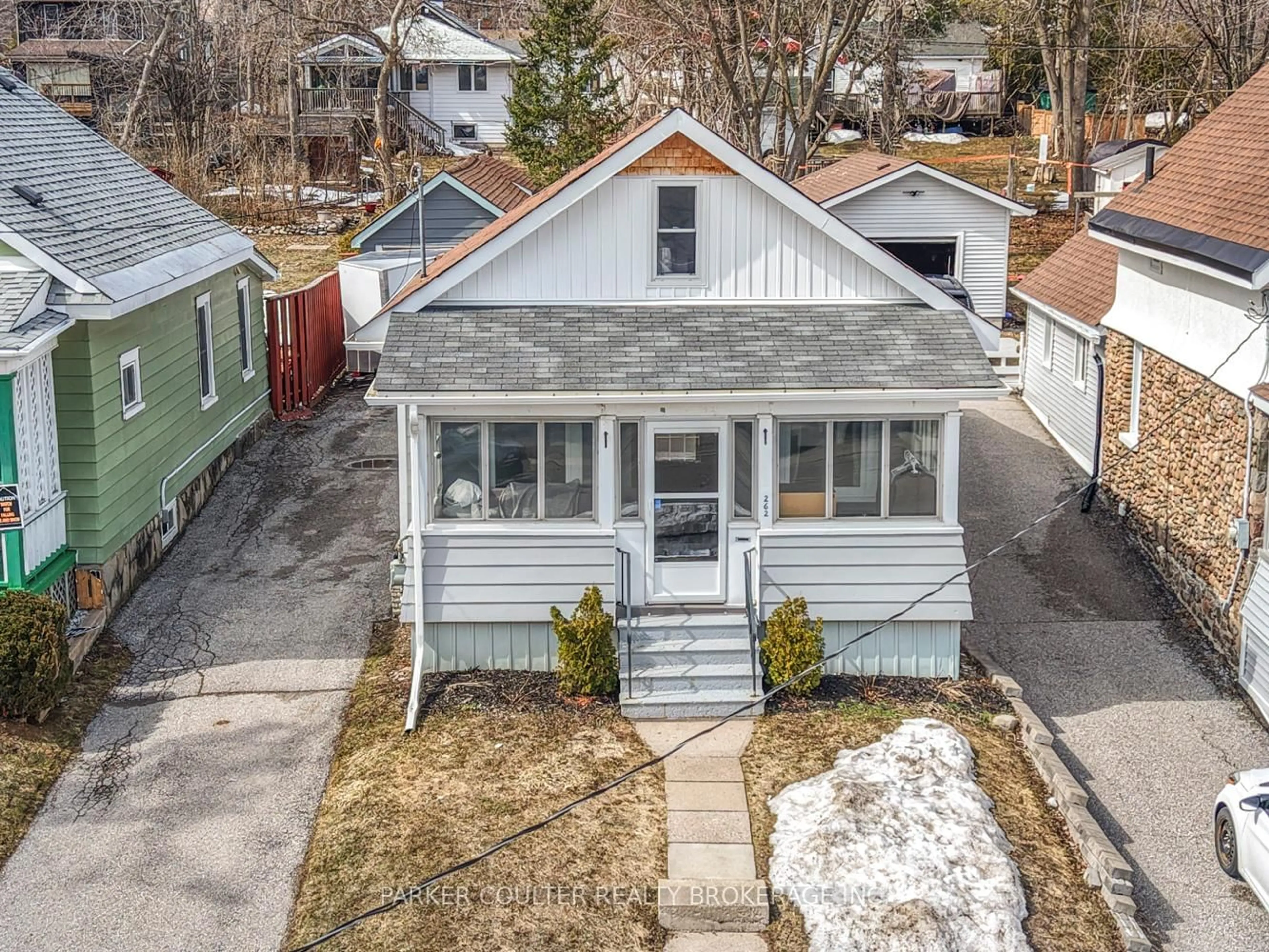 A pic from outside/outdoor area/front of a property/back of a property/a pic from drone, street for 262 Nottawasaga St, Orillia Ontario L3V 3K4