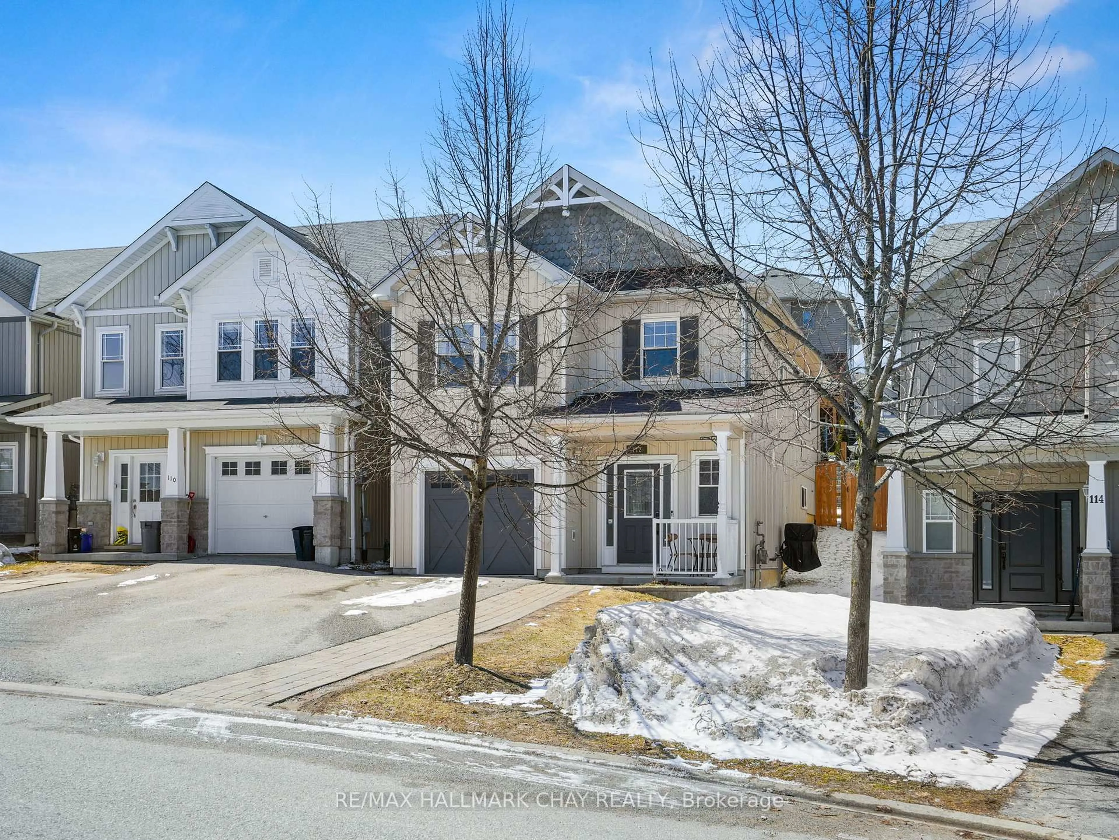 A pic from outside/outdoor area/front of a property/back of a property/a pic from drone, street for 112 Pearl Dr, Orillia Ontario L3V 0A7