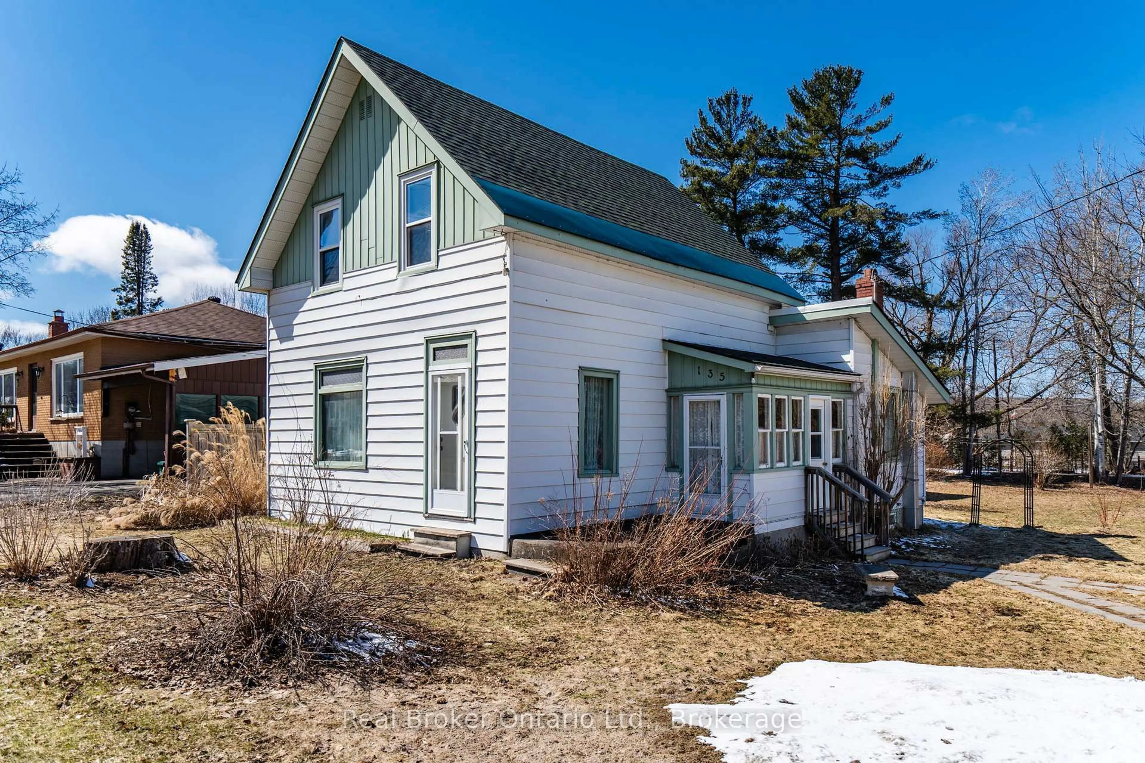 Home with vinyl exterior material, street for 135 Poyntz St, Penetanguishene Ontario L9M 1P5