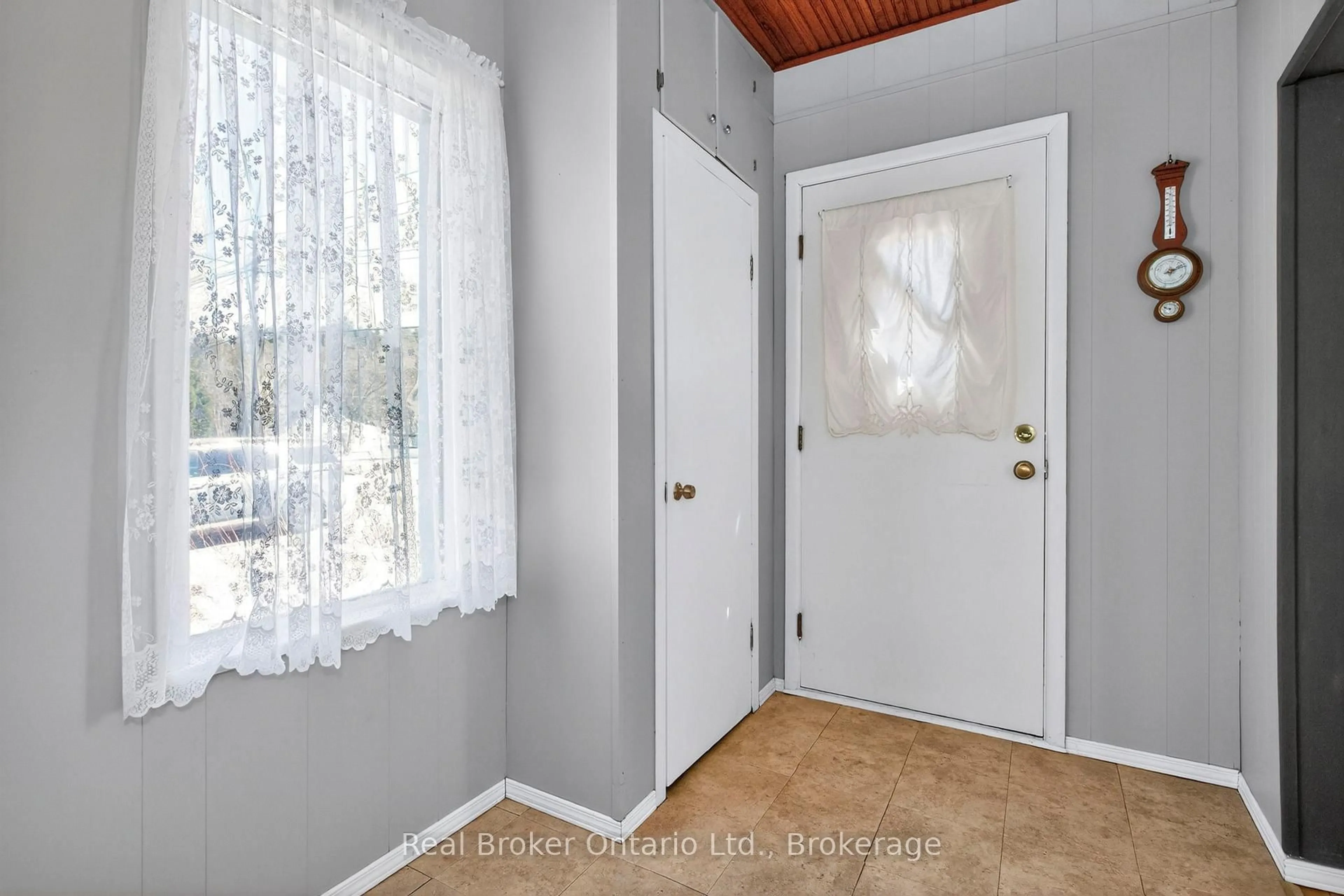 Indoor entryway for 135 Poyntz St, Penetanguishene Ontario L9M 1P5