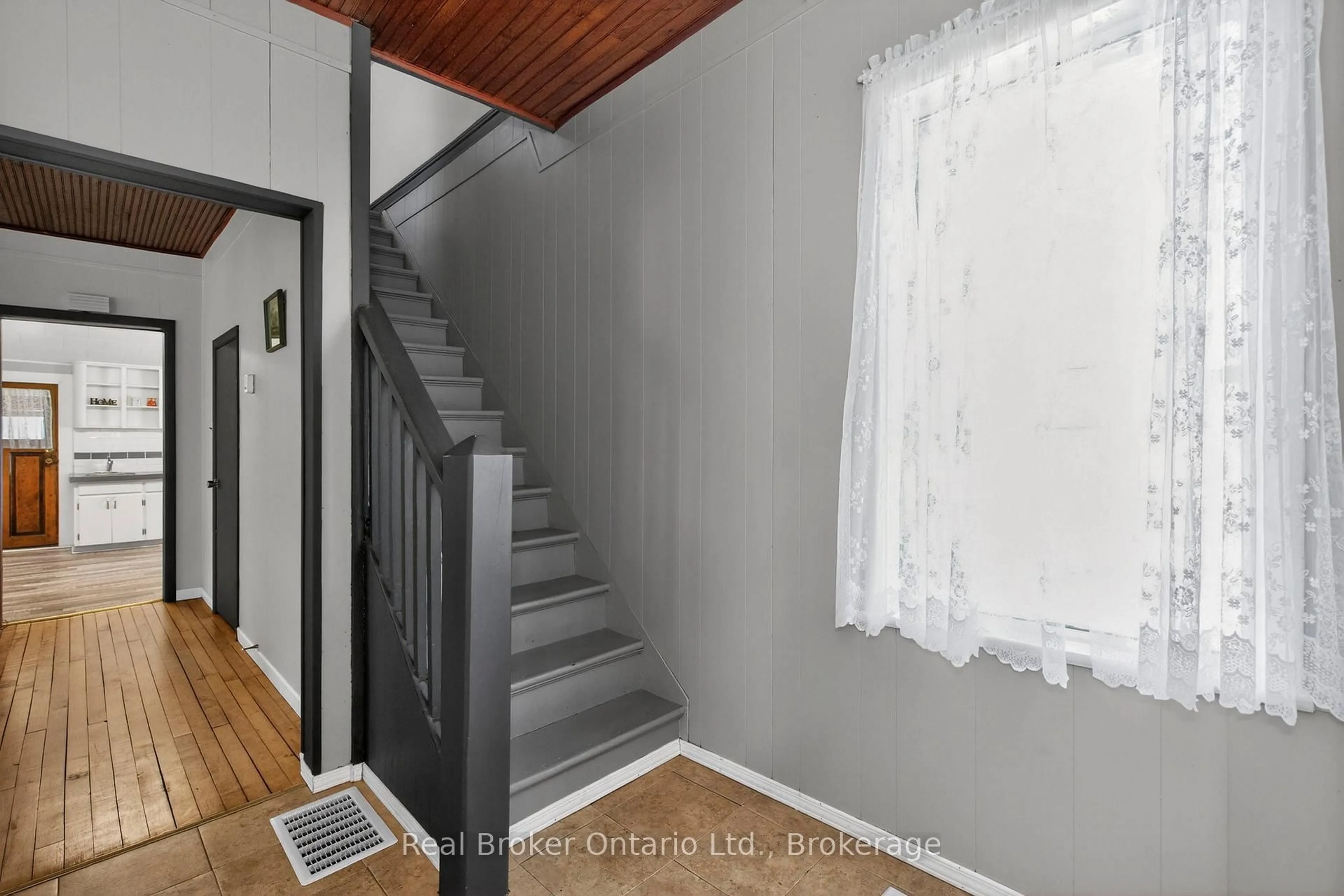 Unknown for 135 Poyntz St, Penetanguishene Ontario L9M 1P5