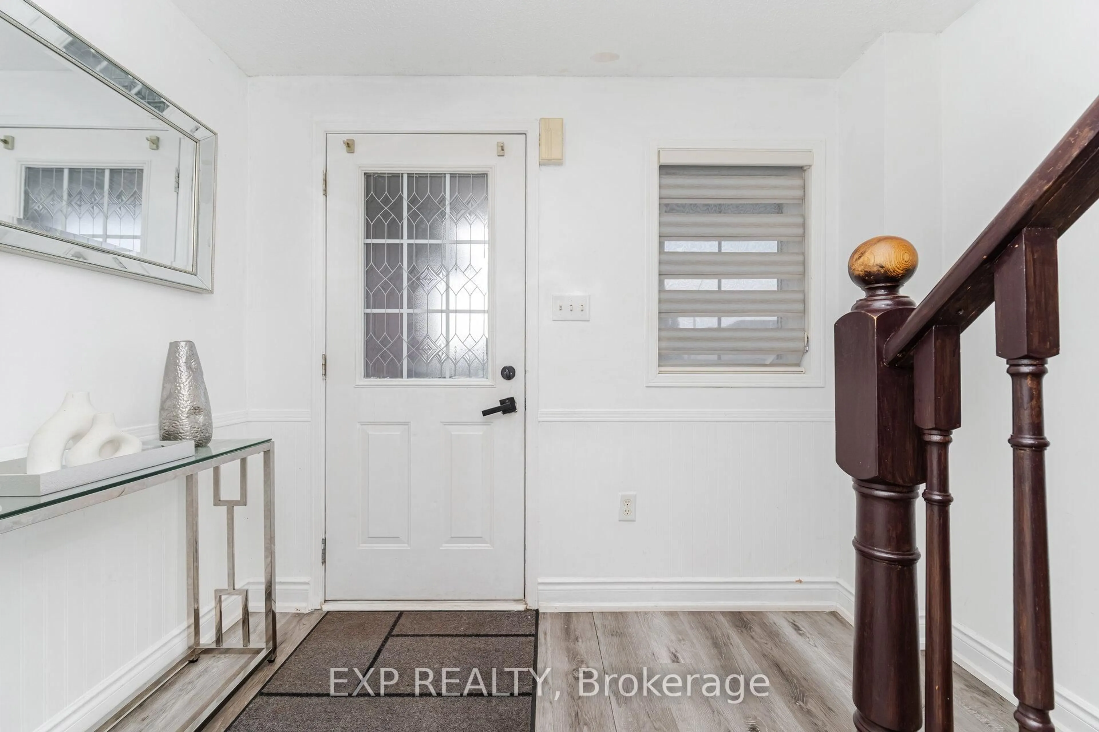 Indoor entryway for 145 Courtney Cres, Barrie Ontario L4N 5T2