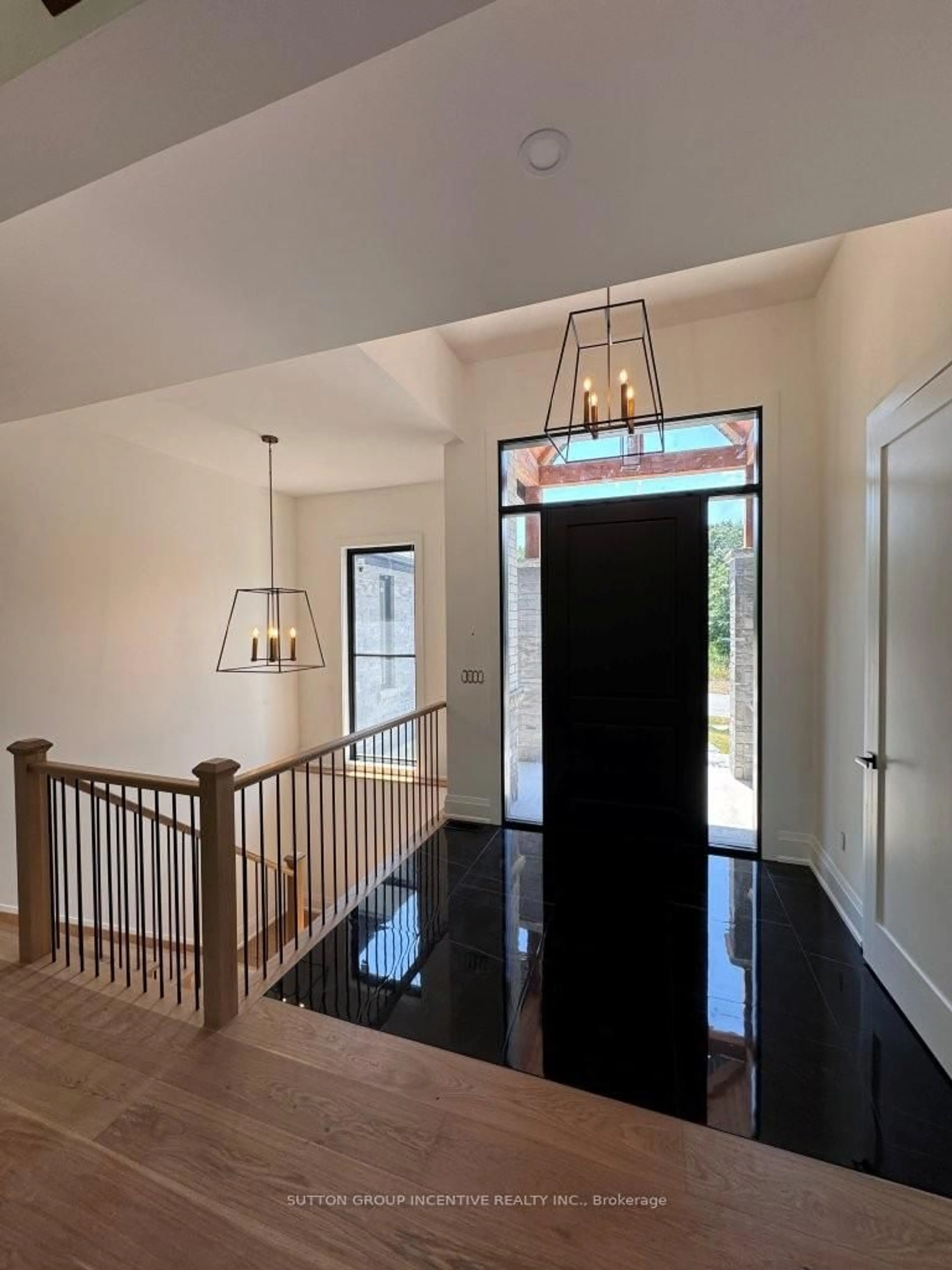 Indoor entryway for 5 Jean Miller Crt, Springwater Ontario L9X 2B1