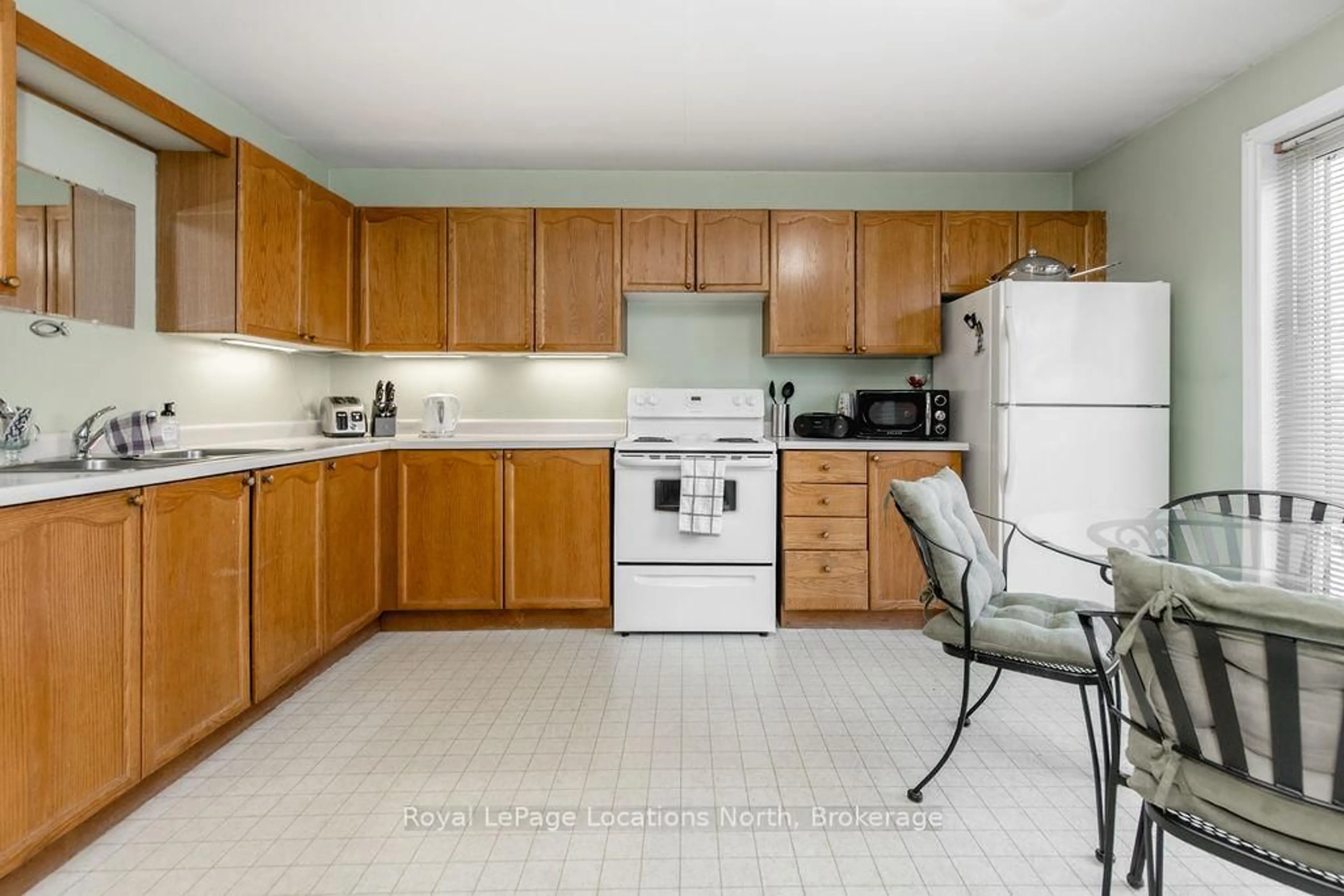 Standard kitchen, unknown for 4 Shaw St, Springwater Ontario L0L 1P0