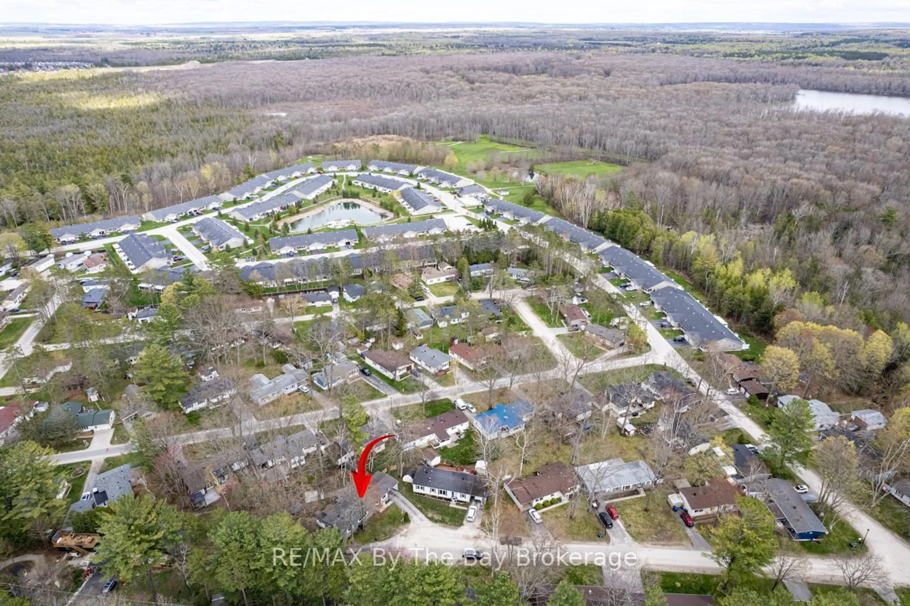 A pic from outside/outdoor area/front of a property/back of a property/a pic from drone, unknown for 9 ALLEN Dr, Wasaga Beach Ontario L9Z 1K5