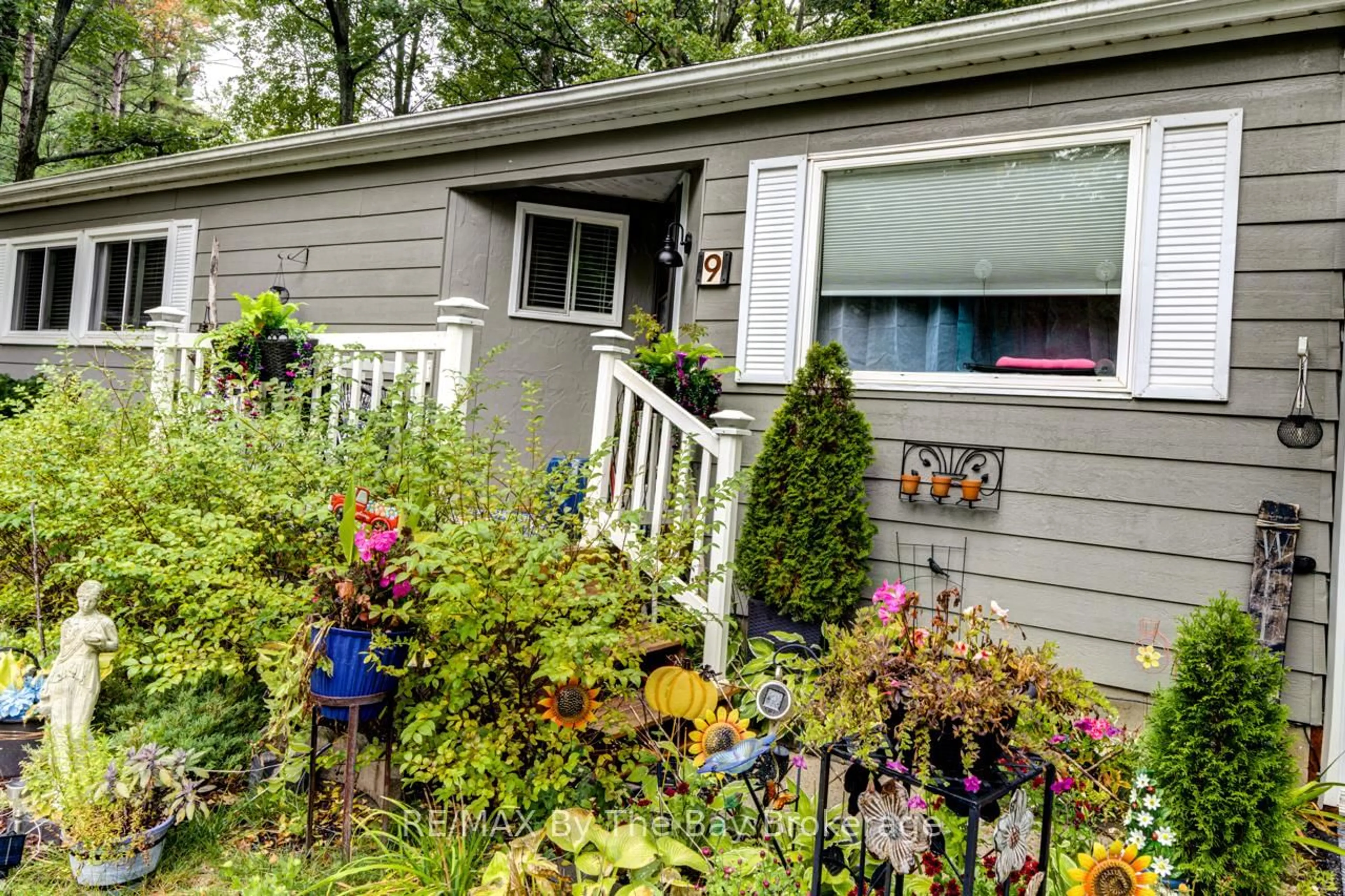 Home with vinyl exterior material, street for 9 ALLEN Dr, Wasaga Beach Ontario L9Z 1K5