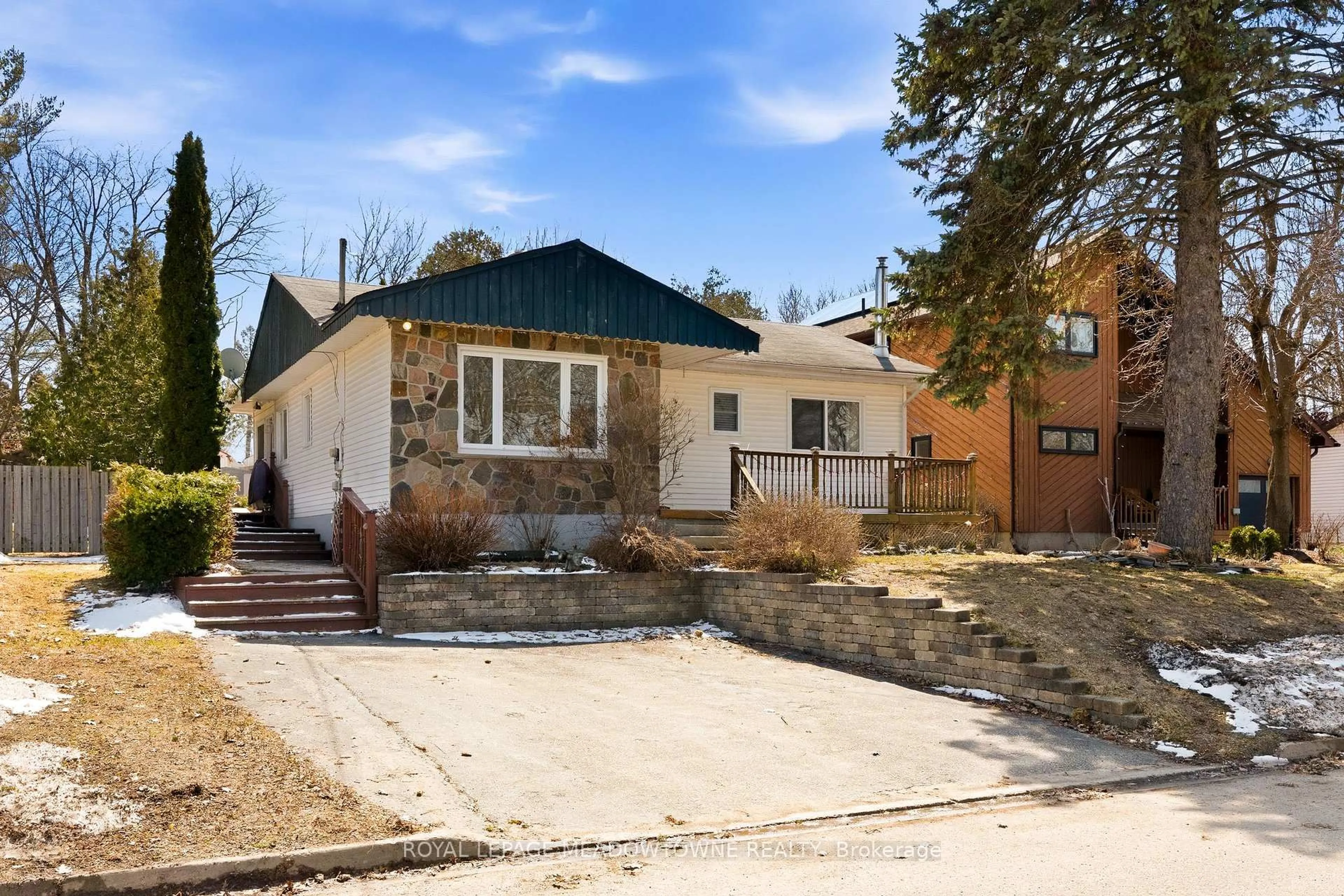 Home with brick exterior material, street for 209 Cliff Rd, Barrie Ontario L4N 3X5