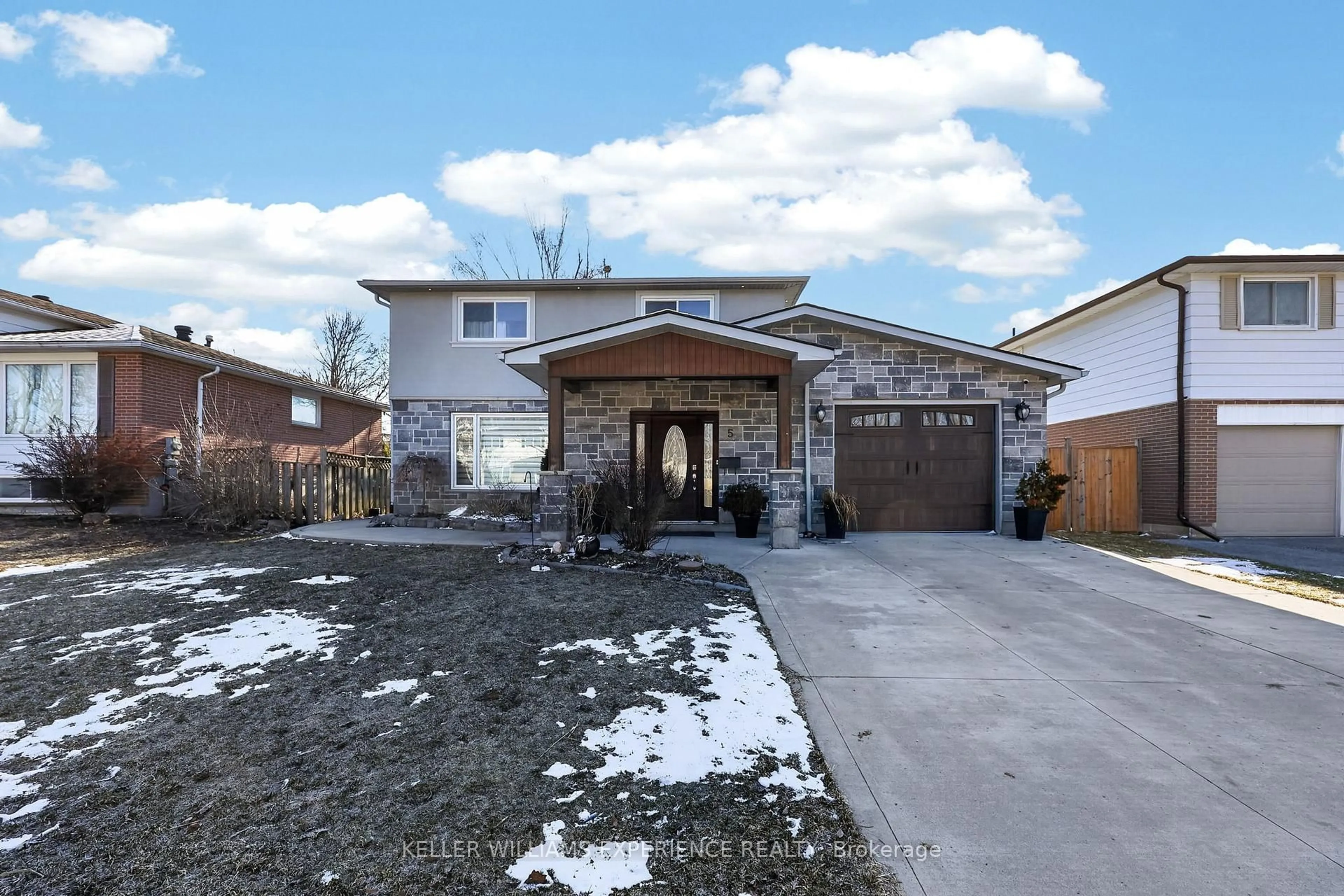 Home with brick exterior material, street for 5 Jills Crt, Barrie Ontario L4M 4L6