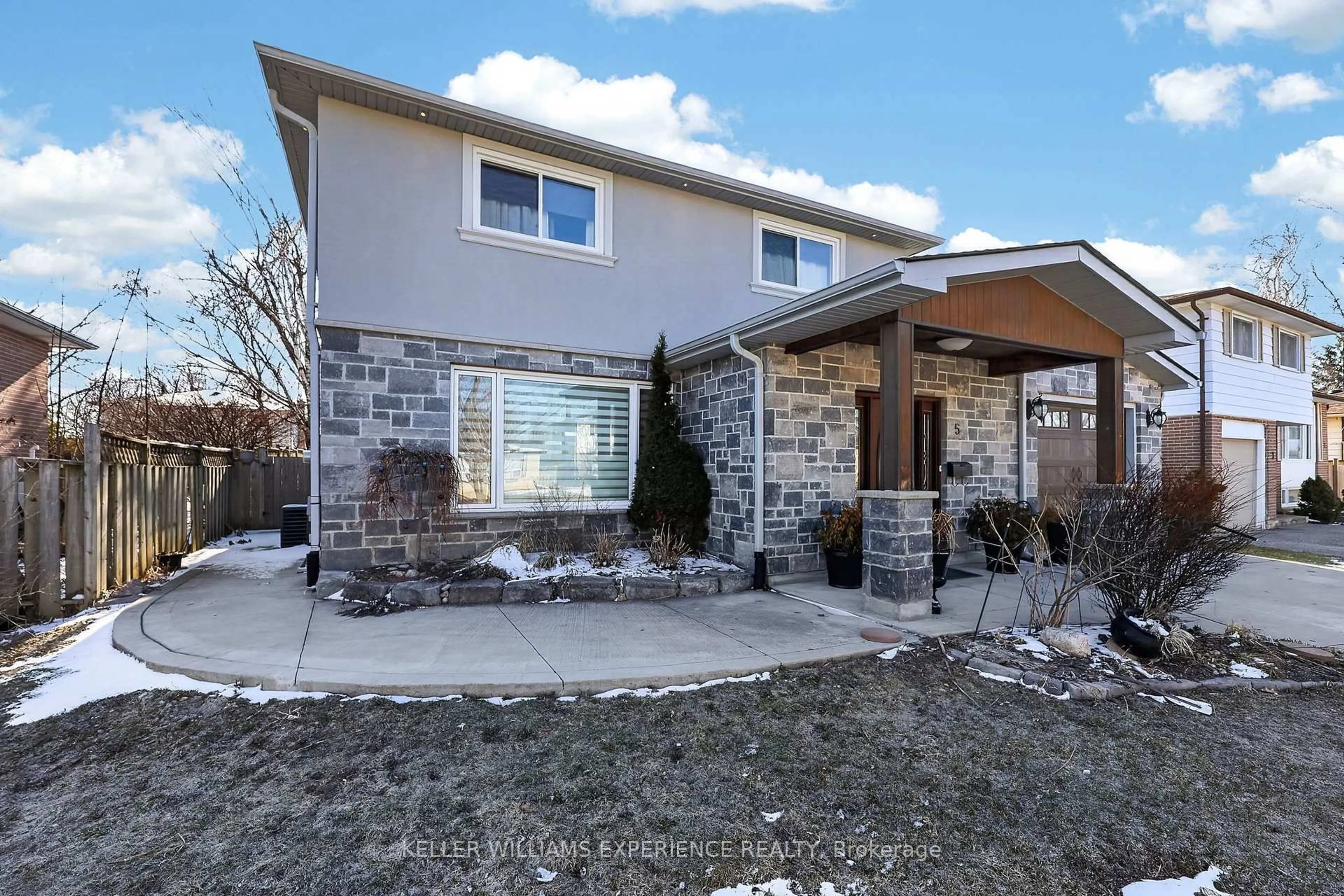 Home with brick exterior material, street for 5 Jills Crt, Barrie Ontario L4M 4L6