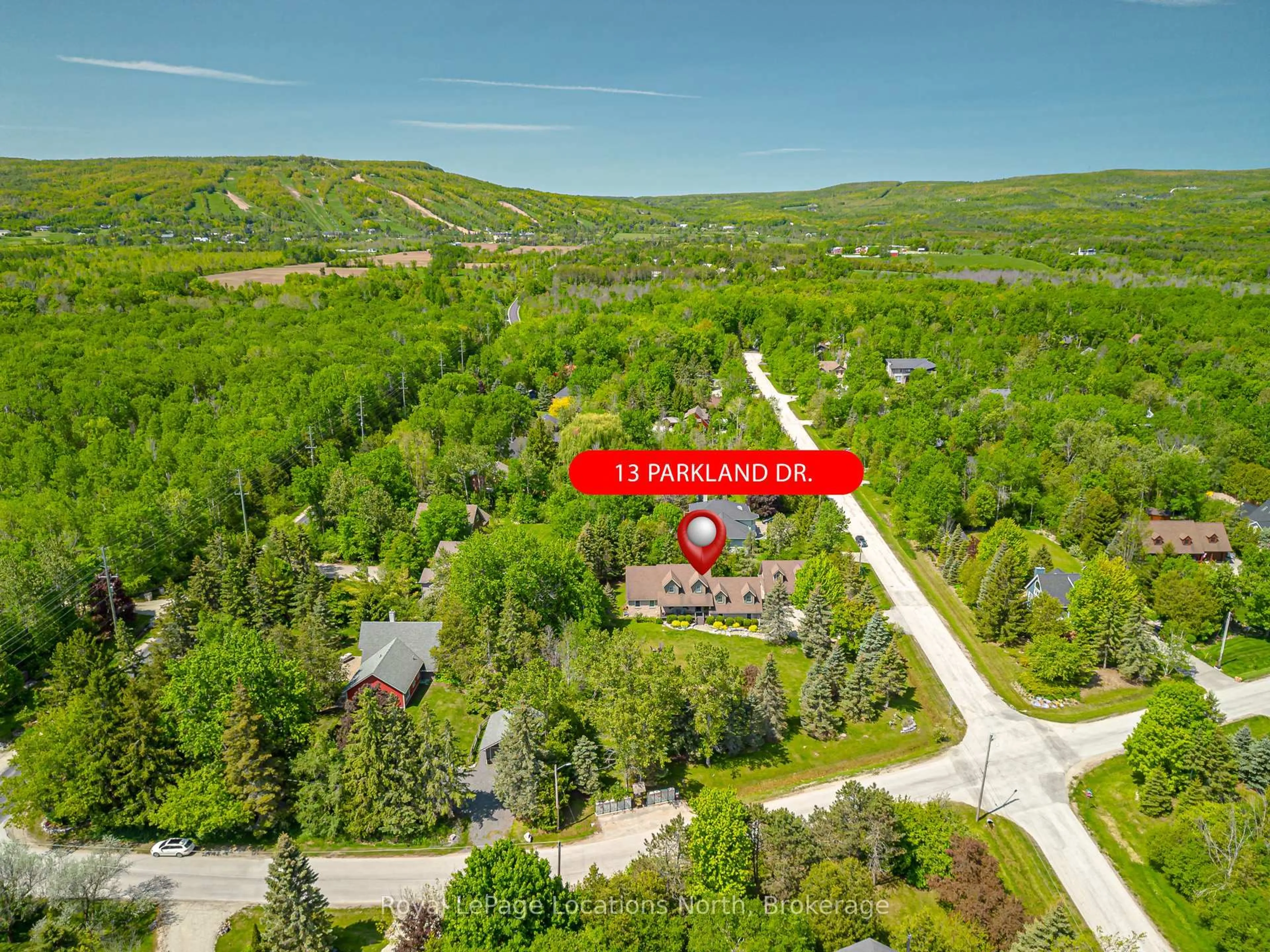 A pic from outside/outdoor area/front of a property/back of a property/a pic from drone, unknown for 13 Parkland Dr, Clearview Ontario L9Y 3Y9