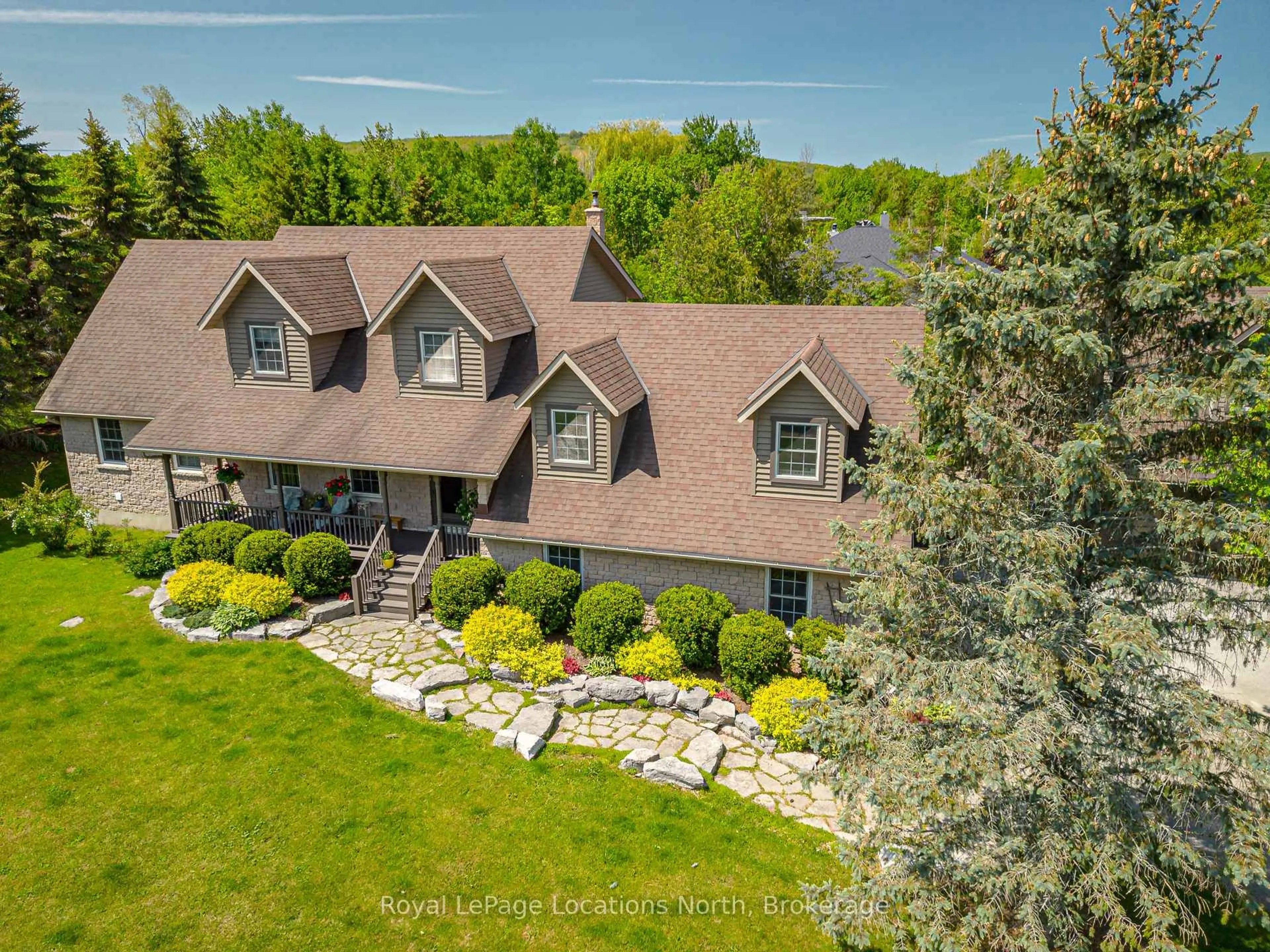 A pic from outside/outdoor area/front of a property/back of a property/a pic from drone, unknown for 13 Parkland Dr, Clearview Ontario L9Y 3Y9