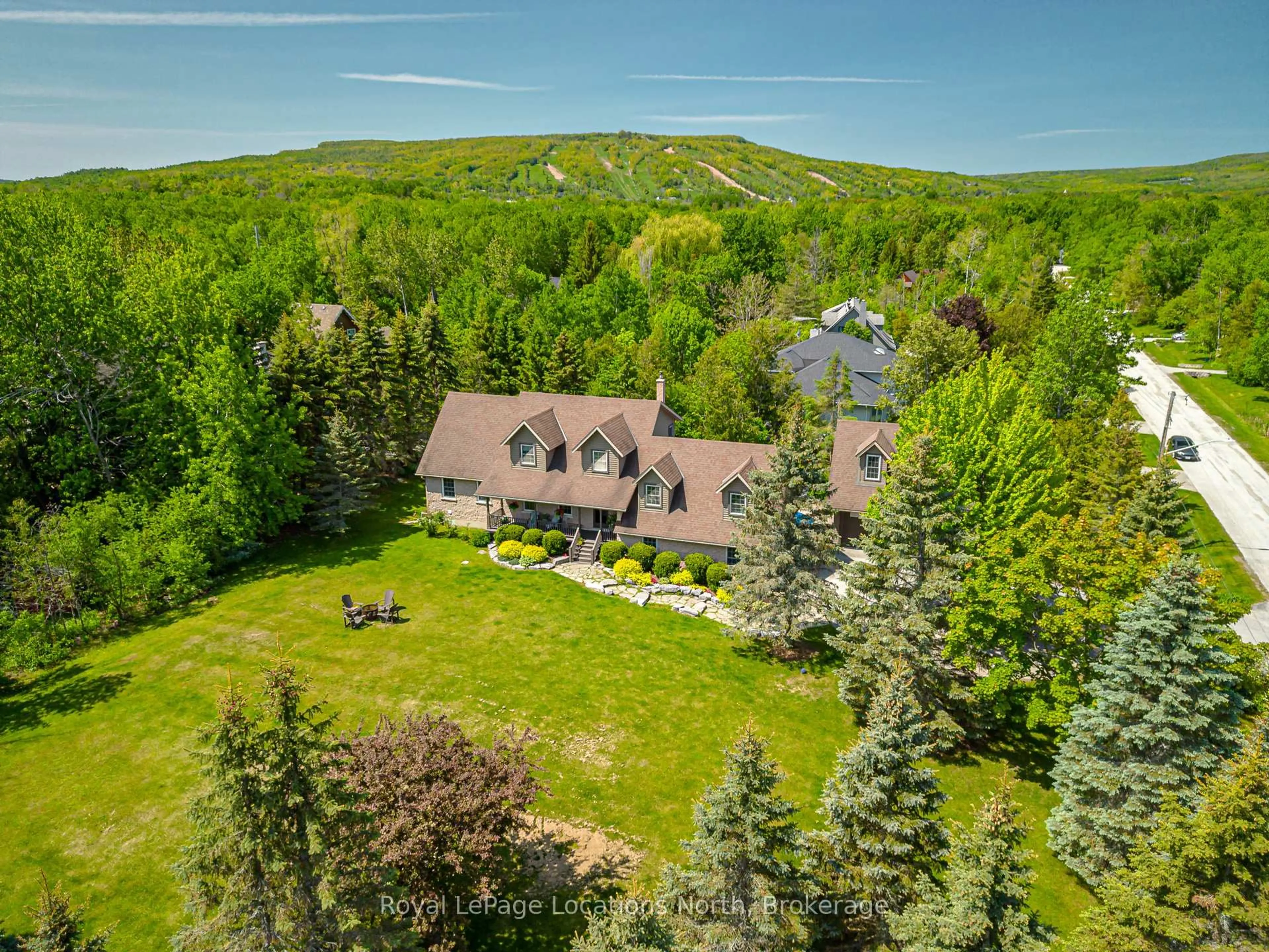 A pic from outside/outdoor area/front of a property/back of a property/a pic from drone, mountain view for 13 Parkland Dr, Clearview Ontario L9Y 3Y9