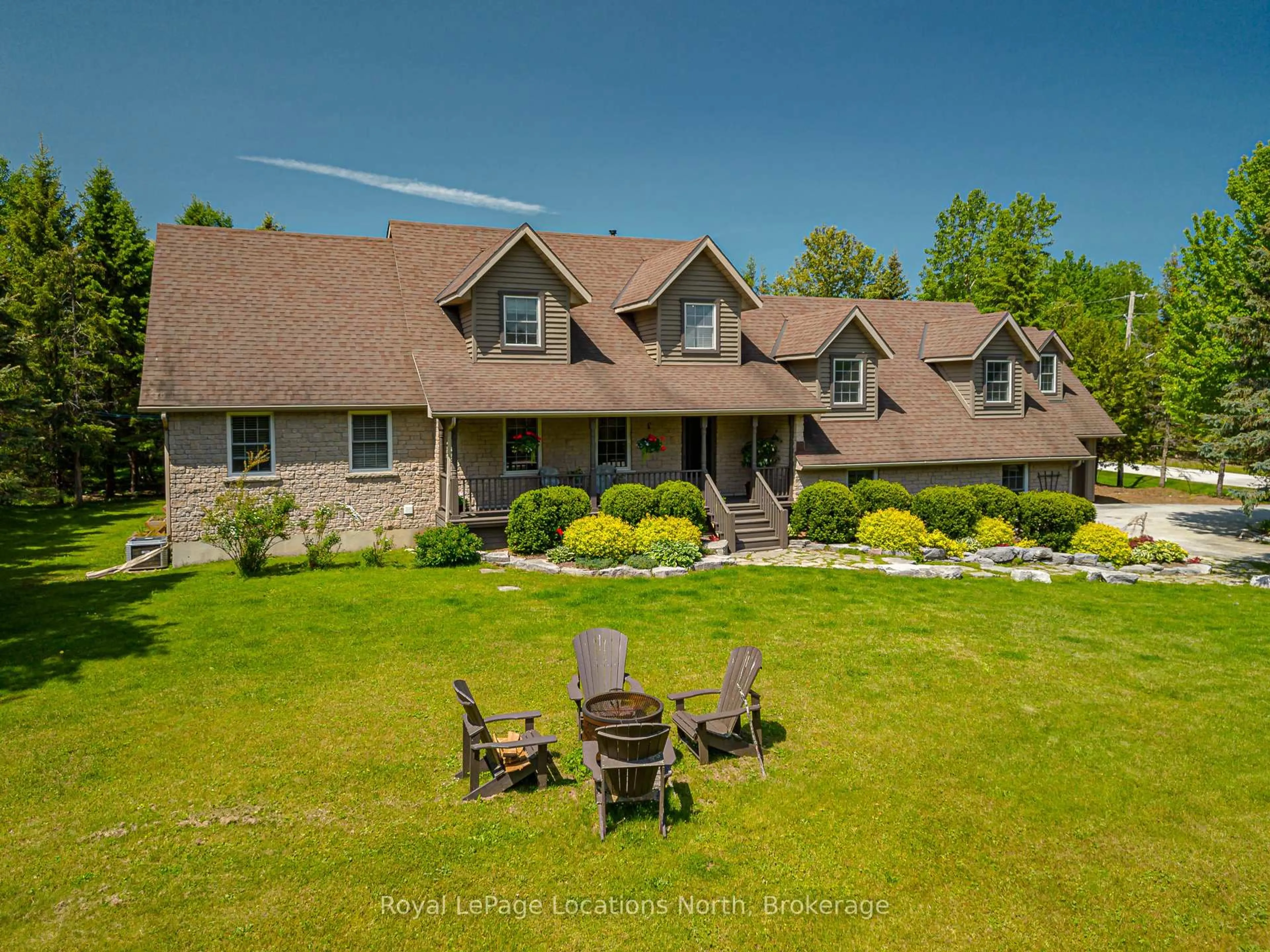 A pic from outside/outdoor area/front of a property/back of a property/a pic from drone, unknown for 13 Parkland Dr, Clearview Ontario L9Y 3Y9