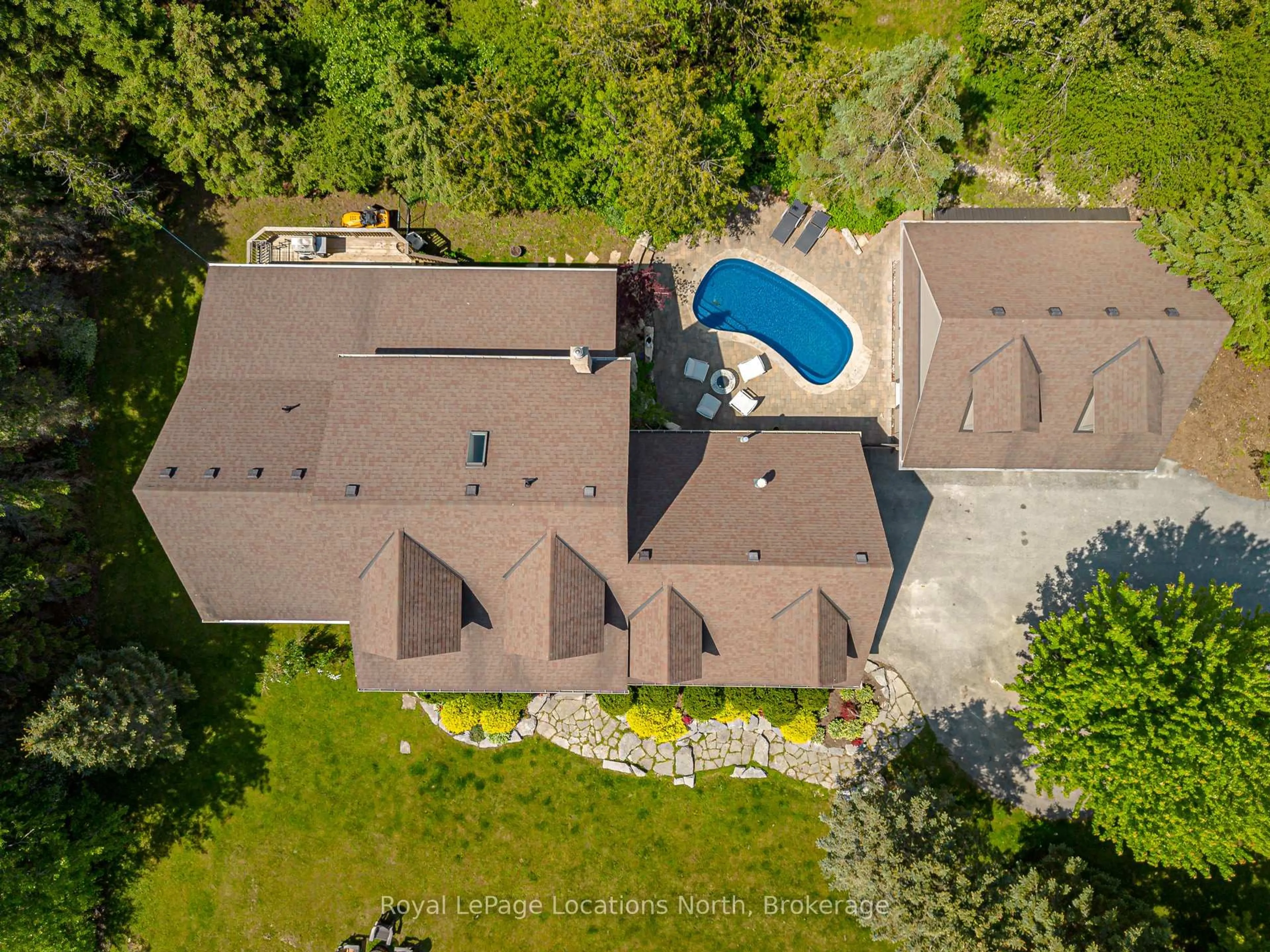 A pic from outside/outdoor area/front of a property/back of a property/a pic from drone, unknown for 13 Parkland Dr, Clearview Ontario L9Y 3Y9
