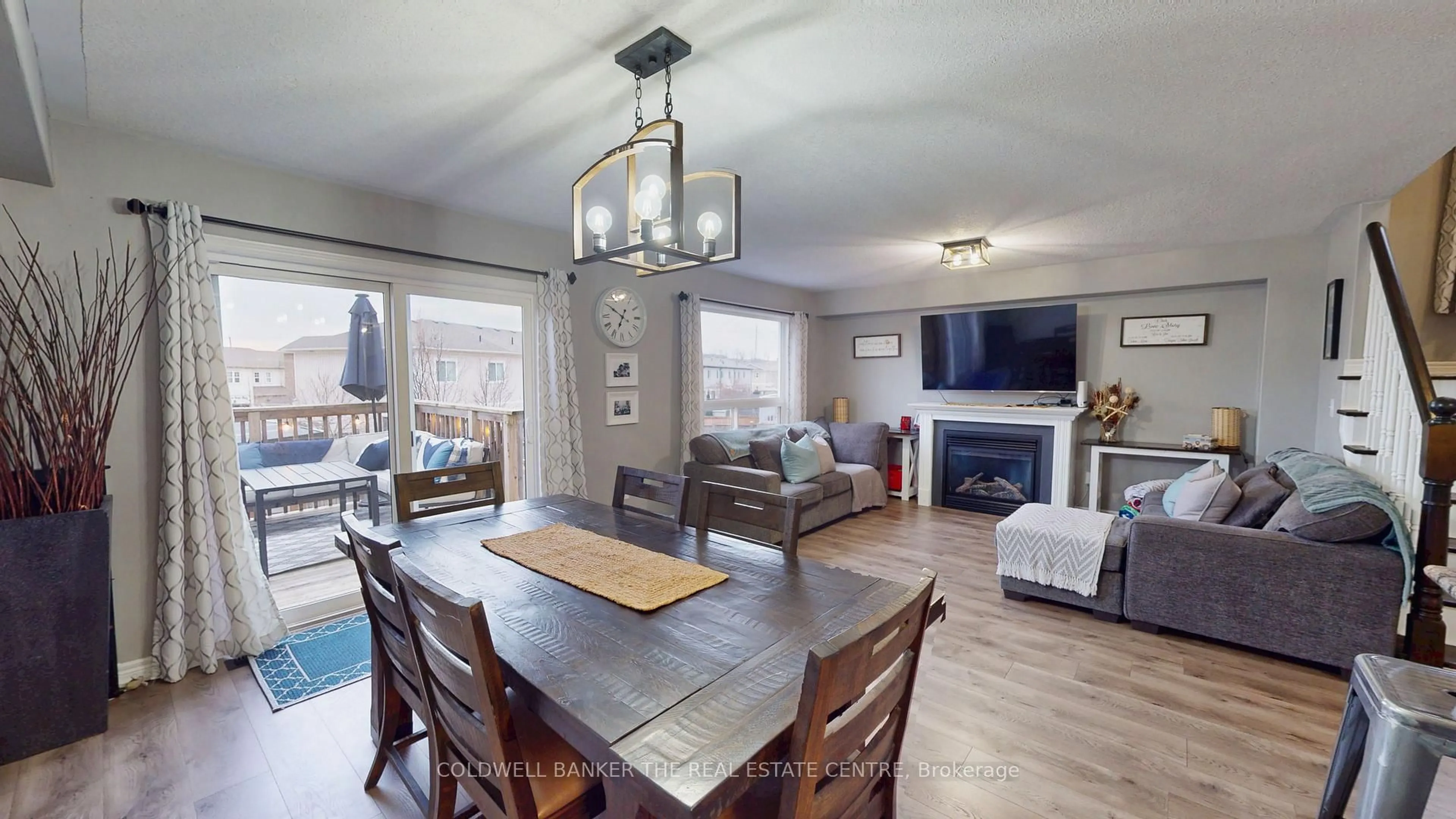 Dining room, wood/laminate floor for 61 Pearl Dr, Orillia Ontario L3V 0A6