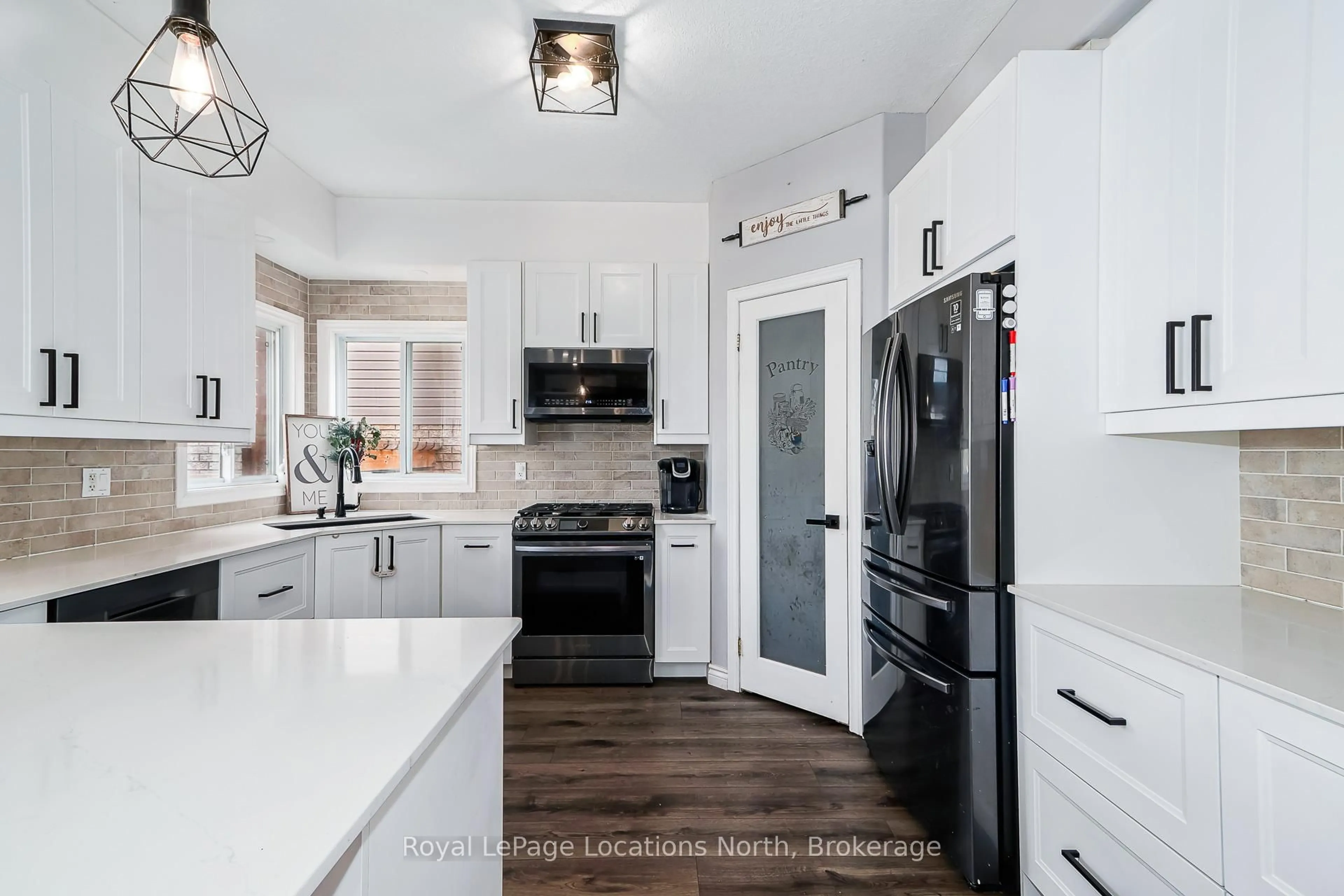 Contemporary kitchen, ceramic/tile floor for 325 Holden St, Collingwood Ontario L9Y 0E3