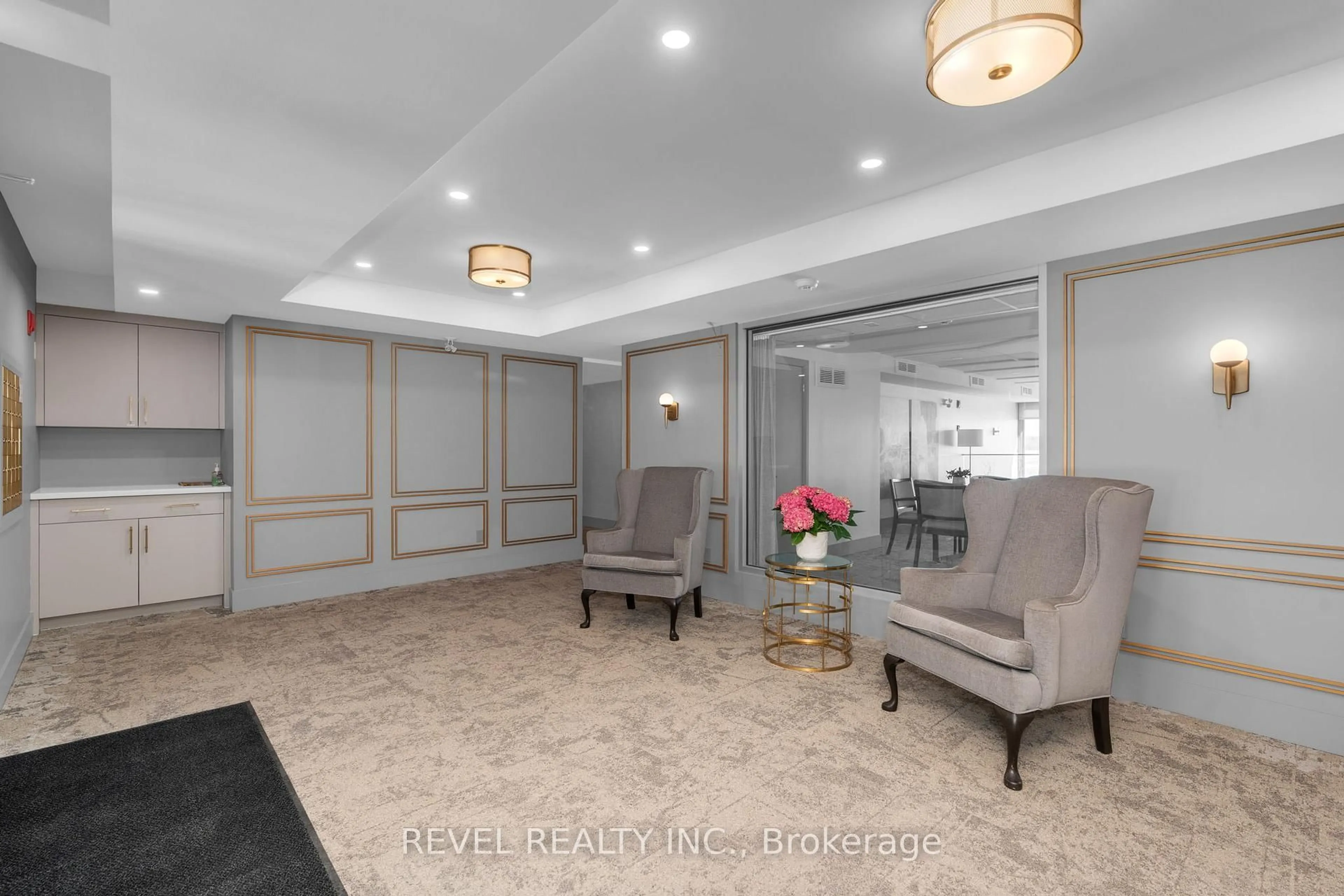 Indoor foyer for 21 Kempenfelt Dr #304, Barrie Ontario L4M 1B8