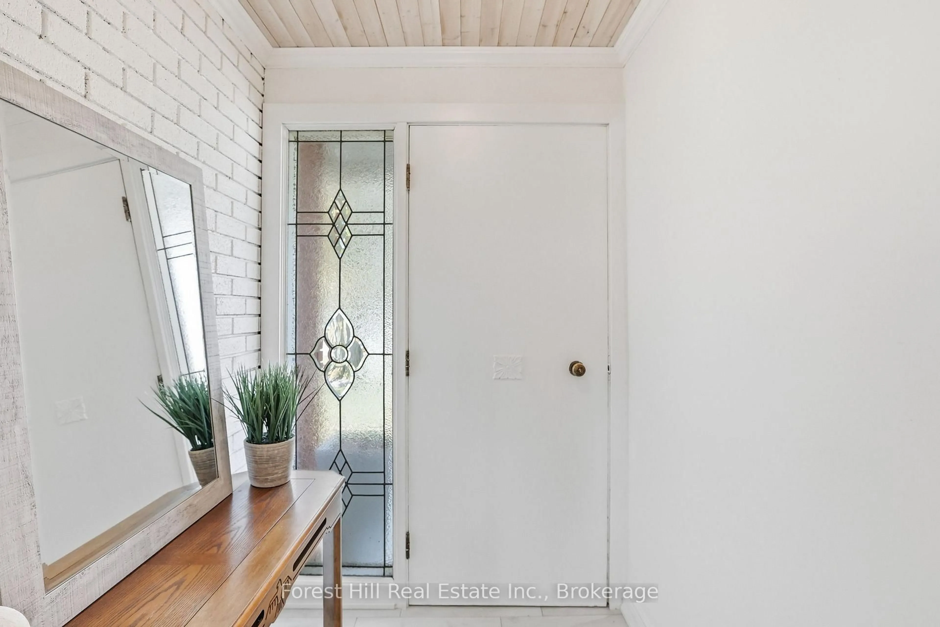 Indoor entryway for 200 Second St, Collingwood Ontario L9Y 1G1
