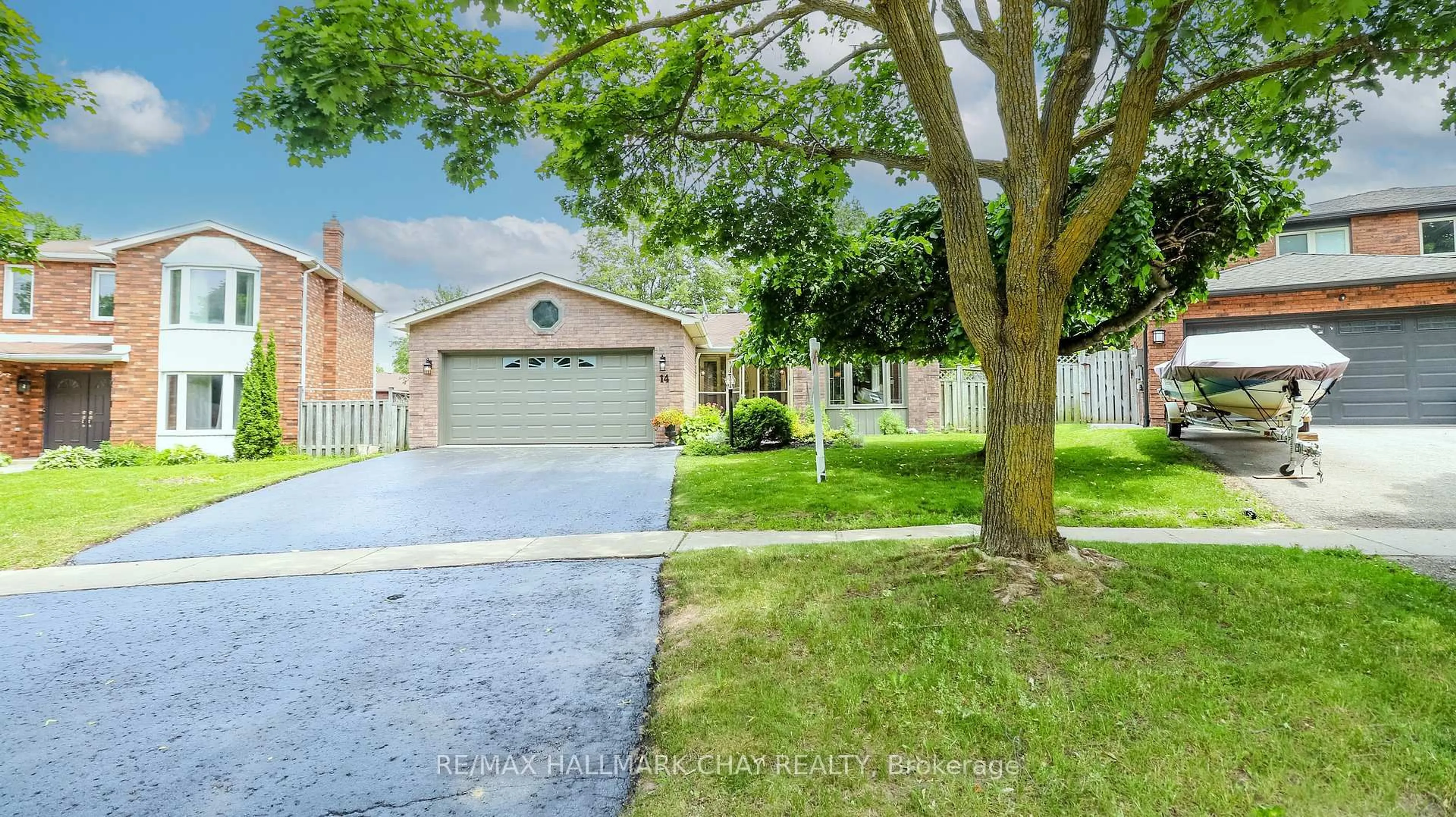 A pic from outside/outdoor area/front of a property/back of a property/a pic from drone, street for 14 Autumn Lane, Barrie Ontario L4N 6G8