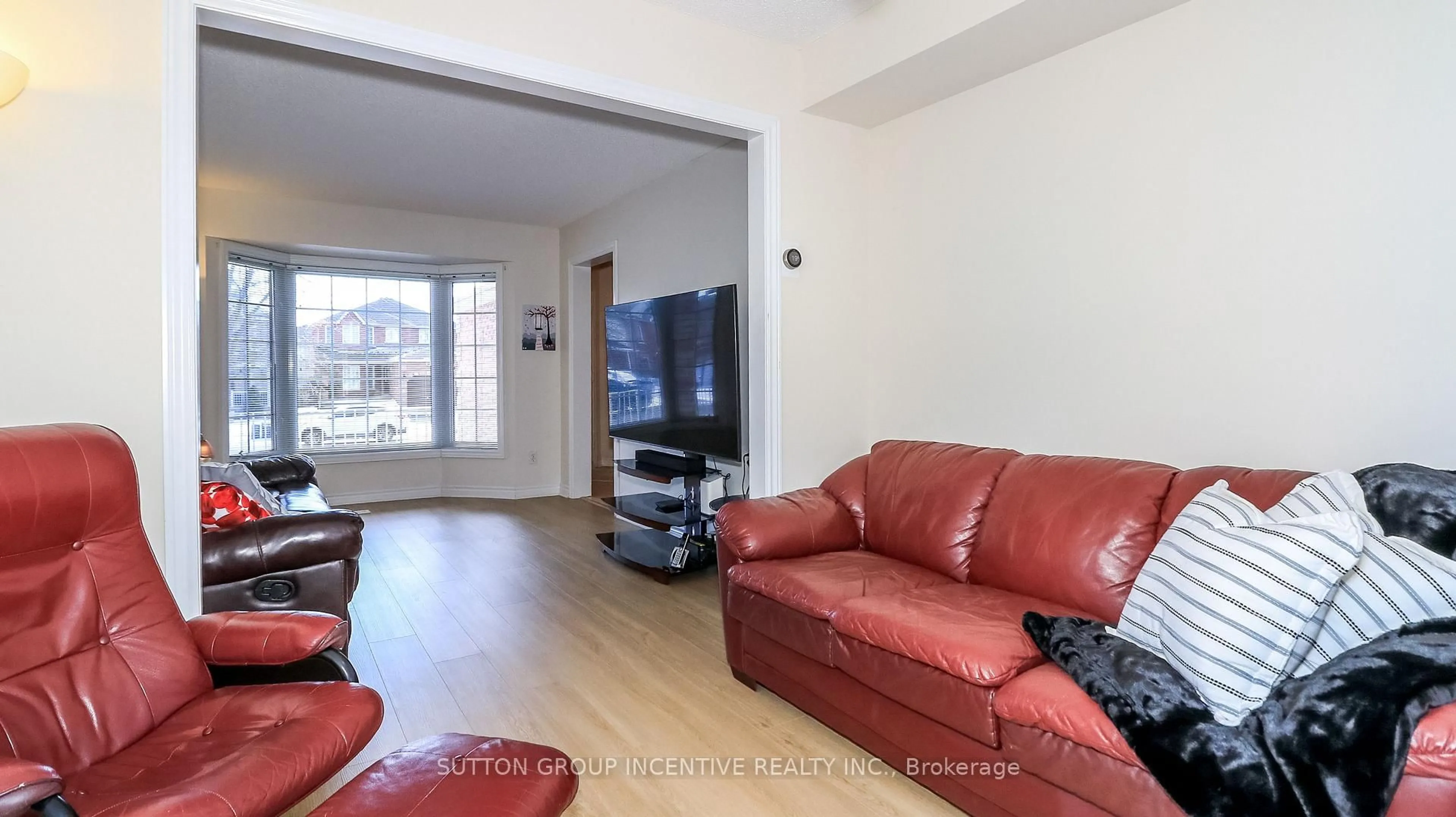 Living room with furniture, unknown for 62 Birchwood Dr, Barrie Ontario L4M 6X8