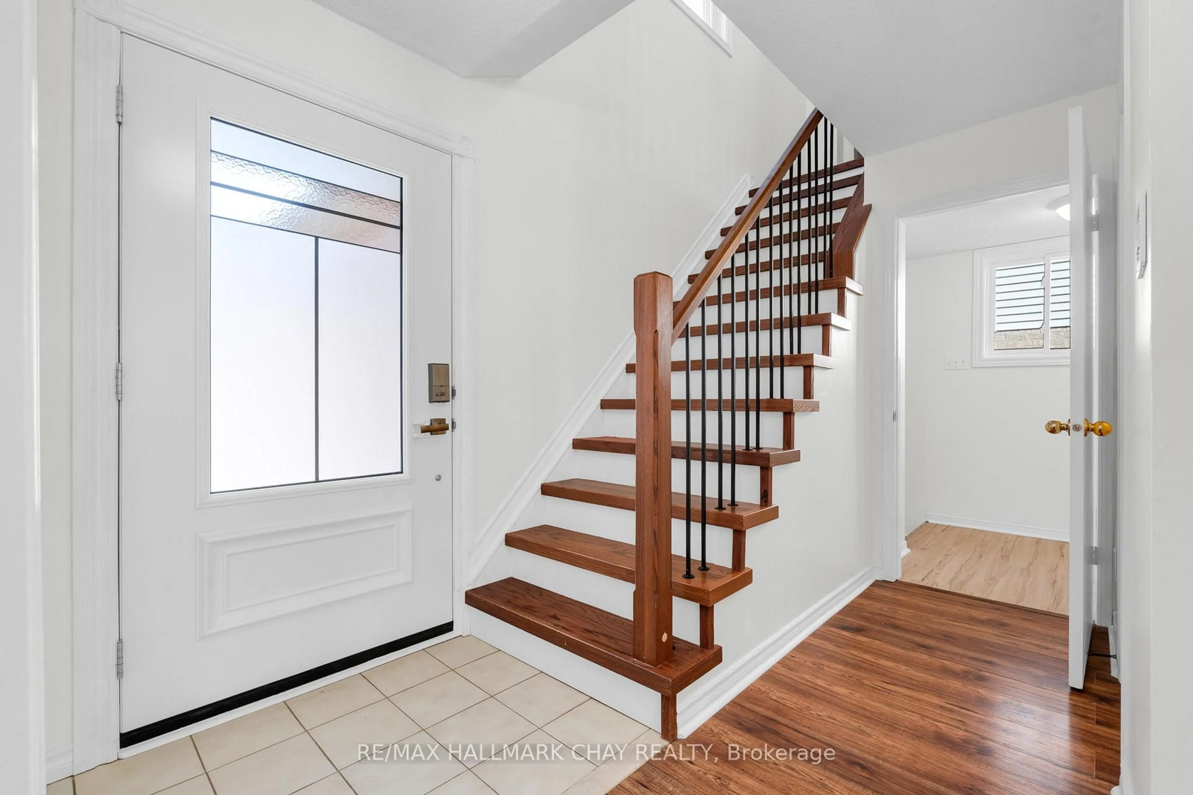 Indoor entryway for 17 Cuthbert St, Barrie Ontario L4N 6X7