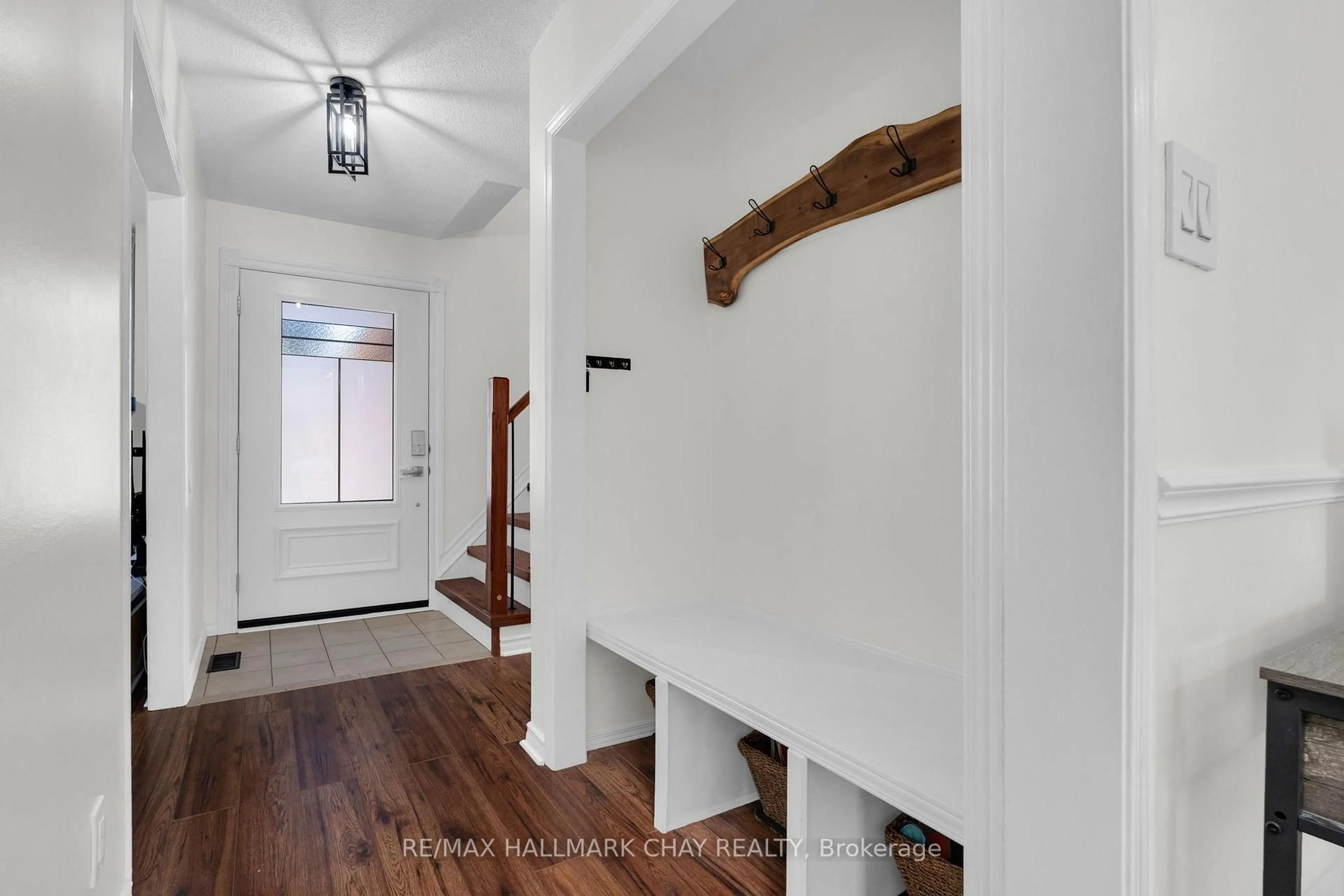 Indoor entryway for 17 Cuthbert St, Barrie Ontario L4N 6X7