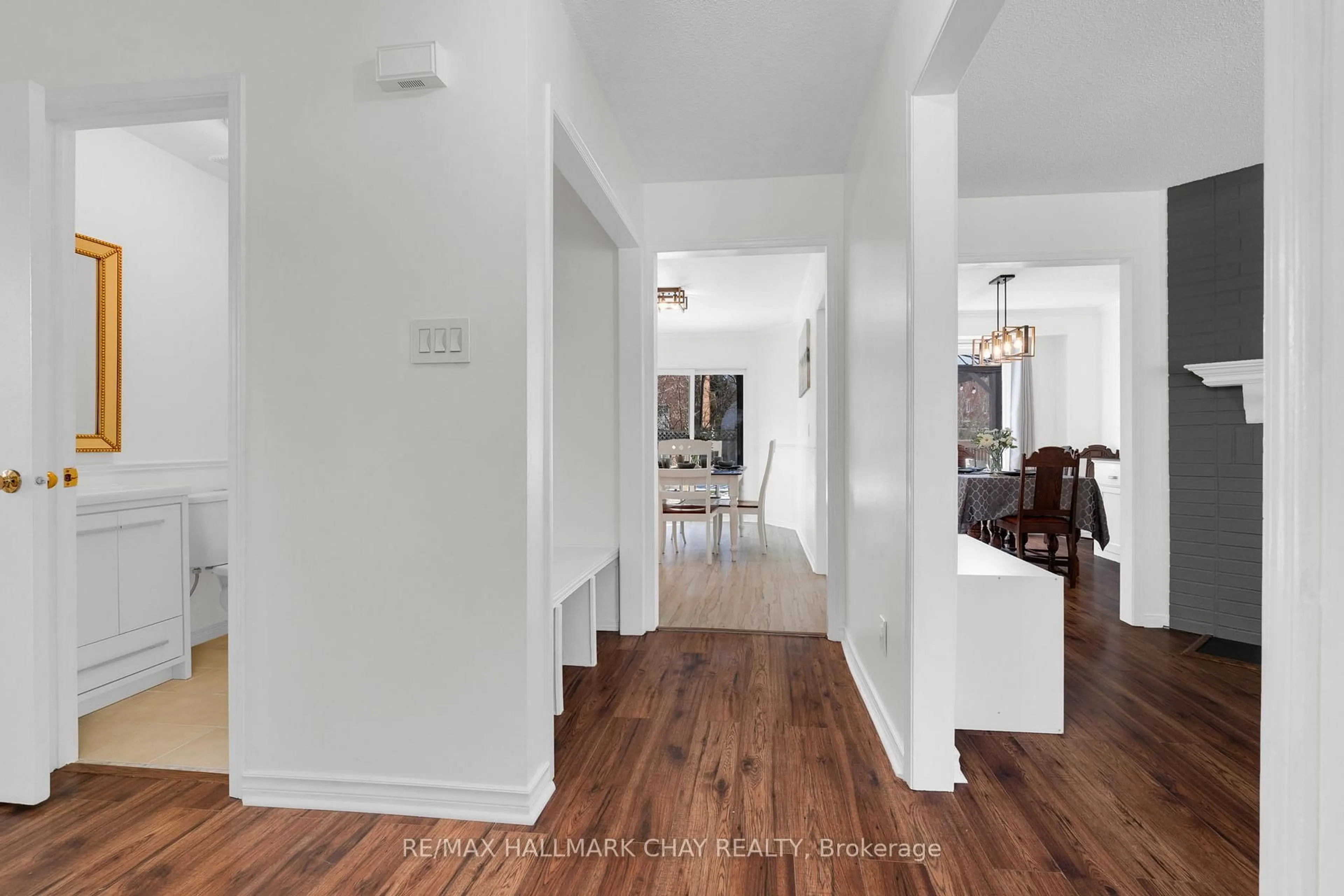 Indoor entryway for 17 Cuthbert St, Barrie Ontario L4N 6X7